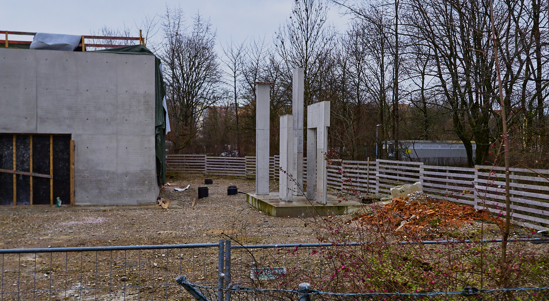 Die ewige Baustelle Pfarrei Christus Erlöser, jetzt ohne Kunstwerk an der Seite