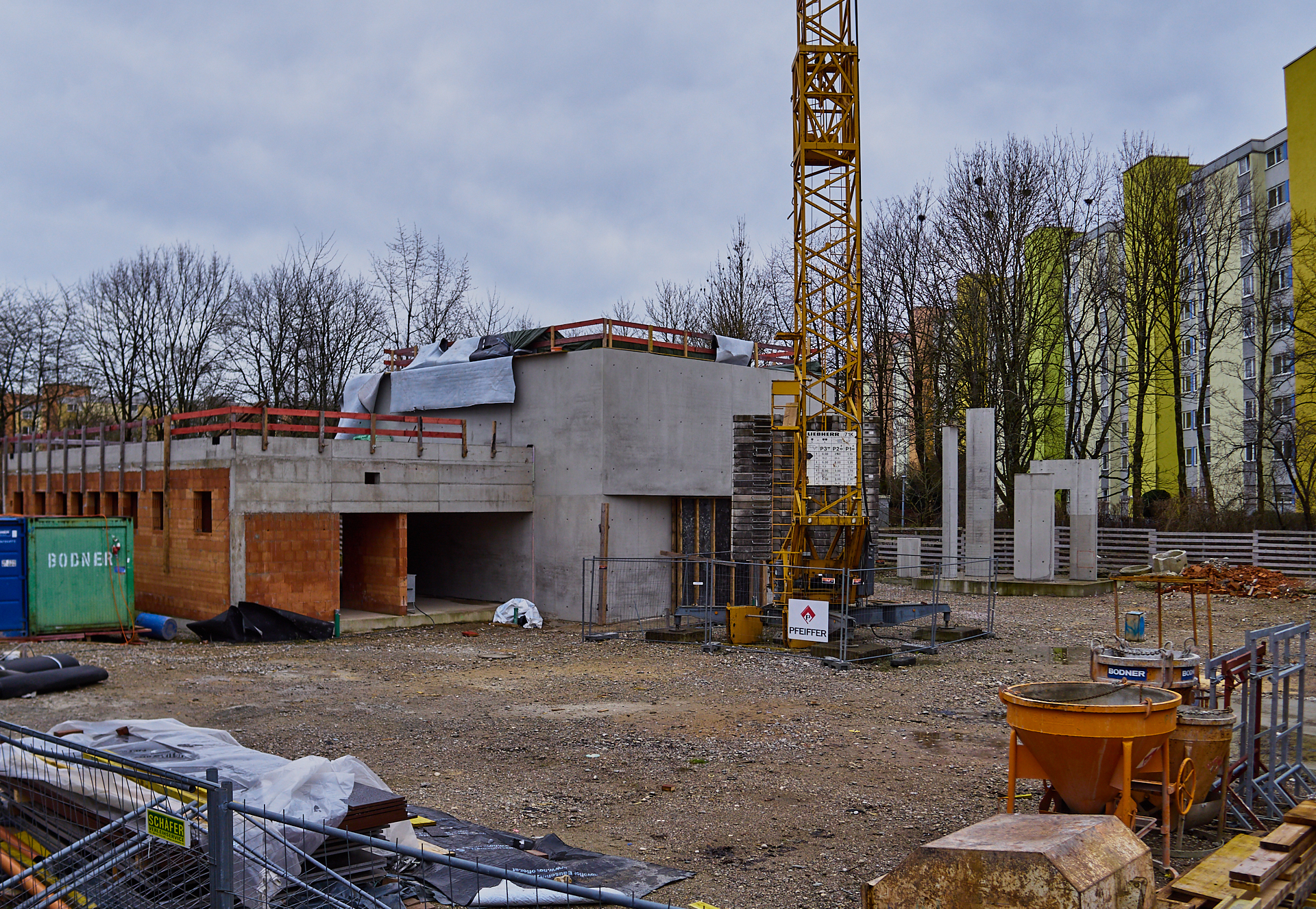Die ewige Baustelle Pfarrei Christus Erlöser, jetzt ohne Kunstwerk an der Seite