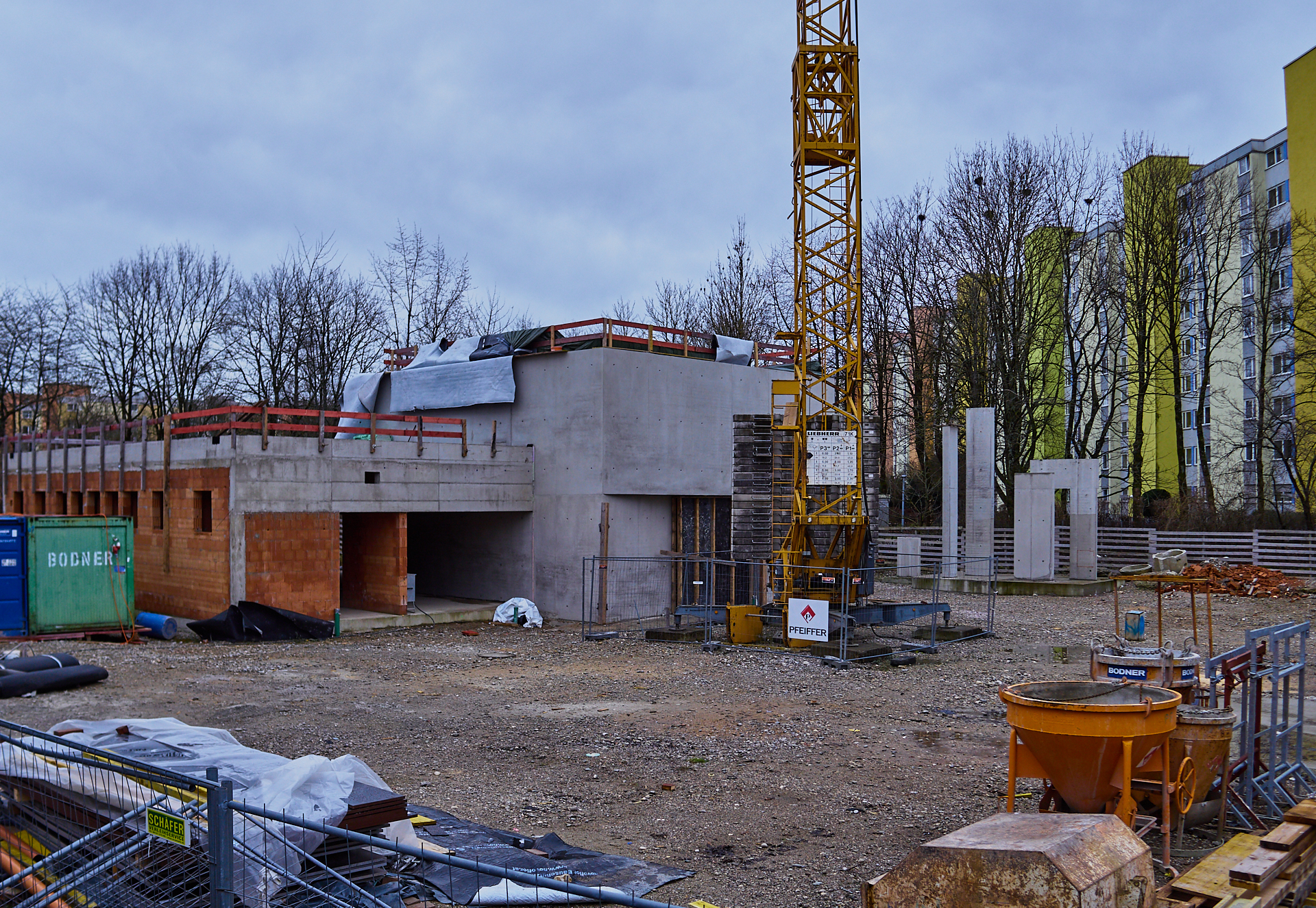 Die ewige Baustelle Pfarrei Christus Erlöser, jetzt ohne Kunstwerk an der Seite