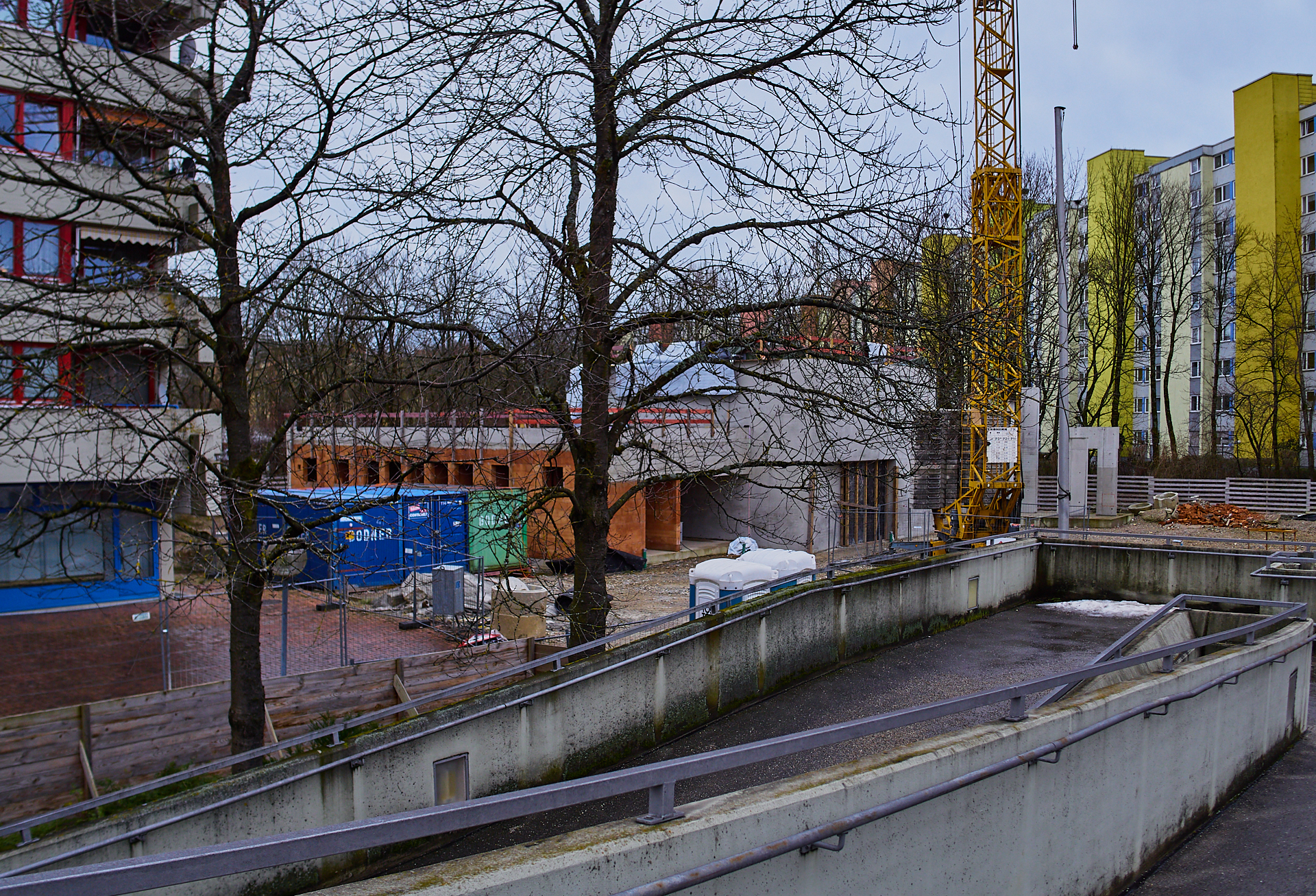 Die ewige Baustelle Pfarrei Christus Erlöser, jetzt ohne Kunstwerk an der Seite