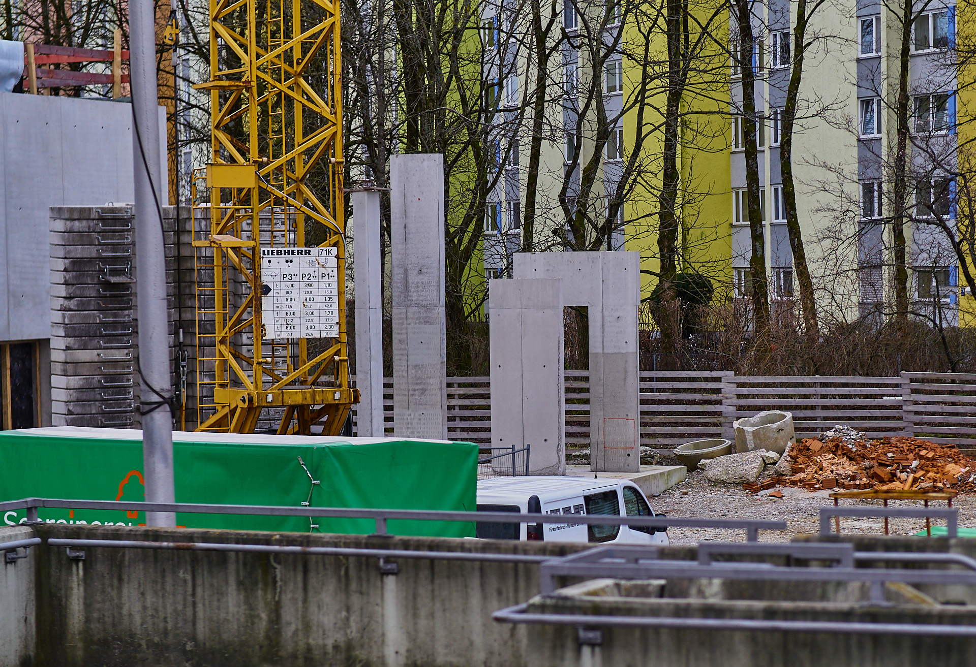 Die ewige Baustelle Pfarrei Christus Erlöser, jetzt ohne Kunstwerk an der Seite