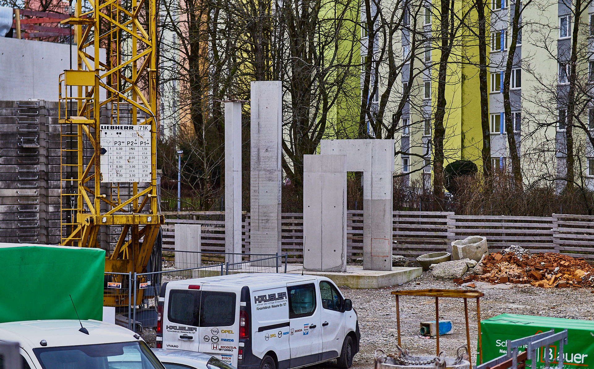 Die ewige Baustelle Pfarrei Christus Erlöser, jetzt ohne Kunstwerk an der Seite