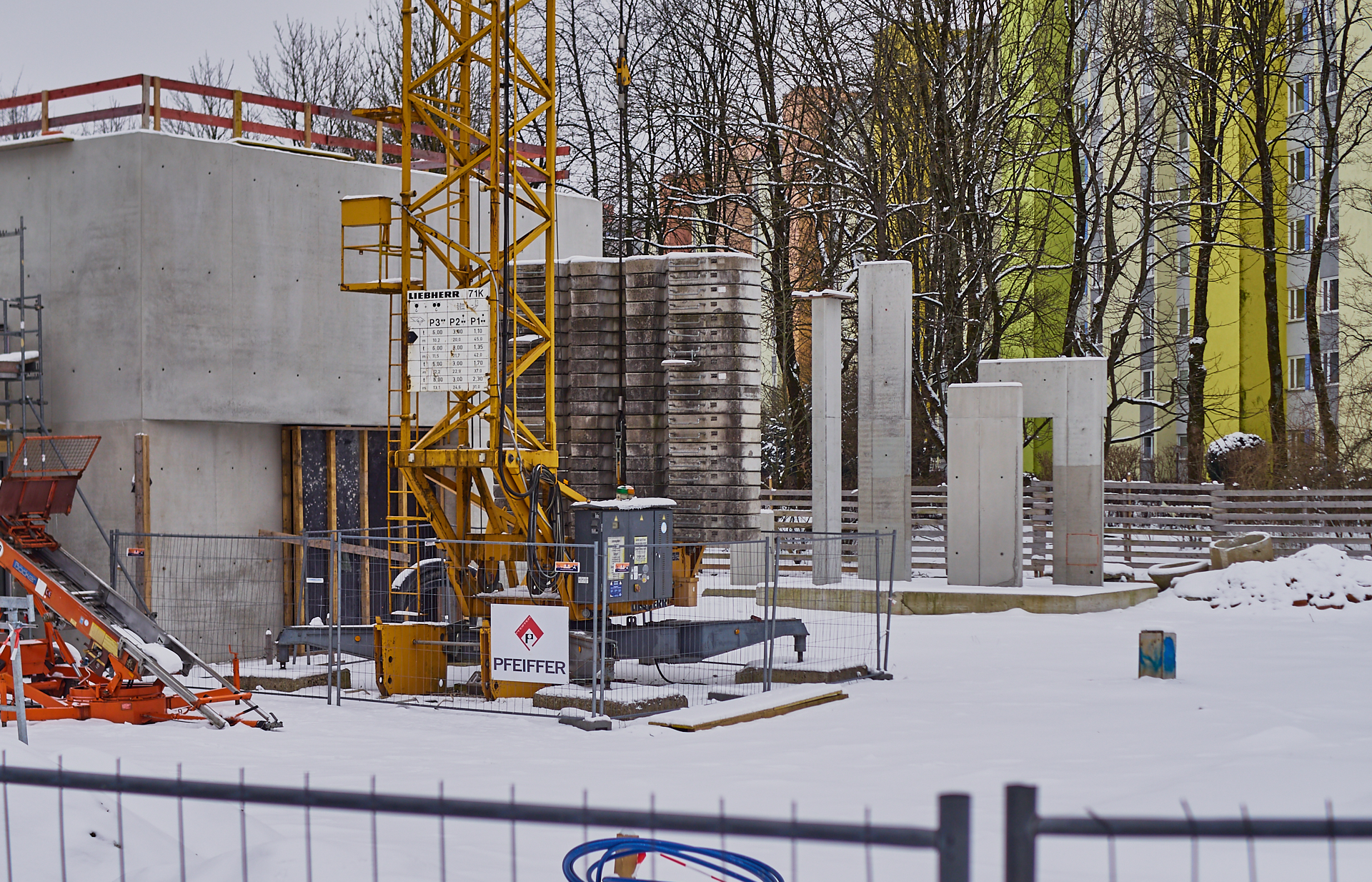 Die ewige Baustelle Pfarrei Christus Erlöser, jetzt ohne Kunstwerk an der Seite