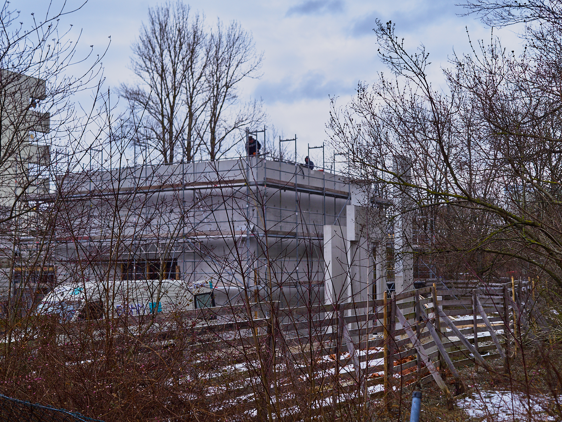 Die ewige Baustelle Pfarrei Christus Erlöser, jetzt ohne Kunstwerk an der Seite