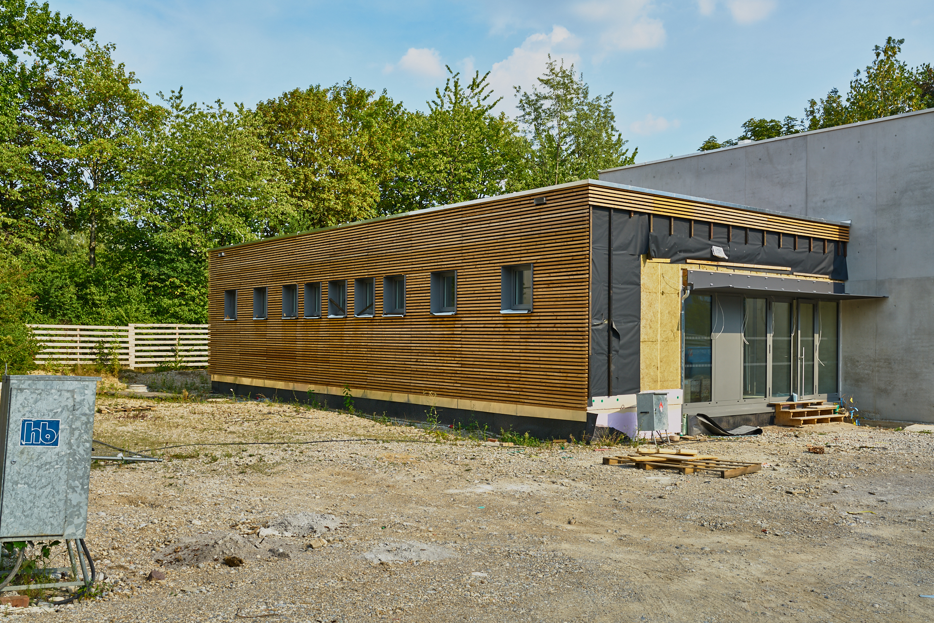 Die ewige Baustelle Pfarrei Christus Erlöser, jetzt ohne Kunstwerk an der Seite Die ewige Baustelle Pfarrei Christus Erlöser, jetzt ohne Kunstwerk an der Seite