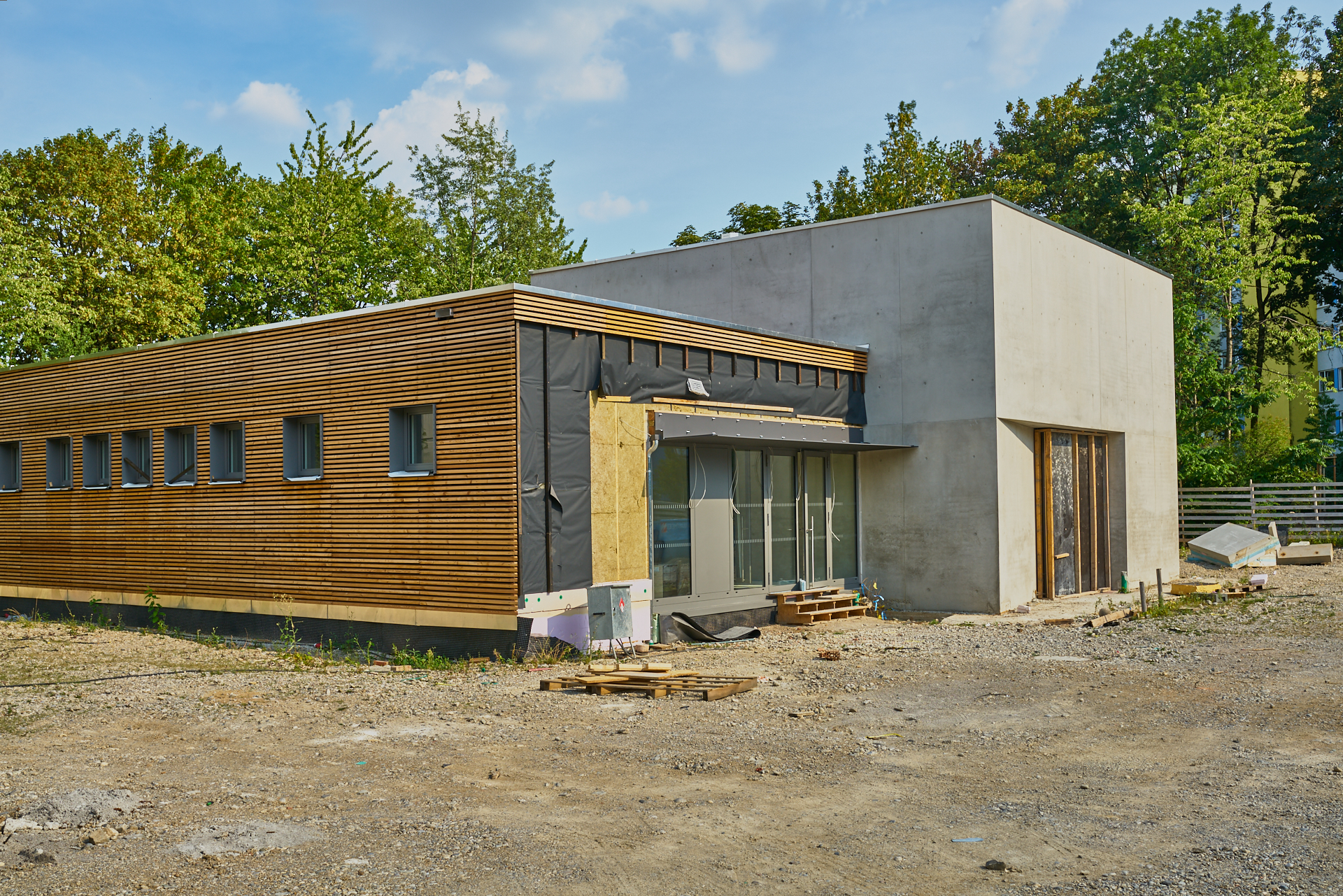 Die ewige Baustelle Pfarrei Christus Erlöser, jetzt ohne Kunstwerk an der Seite