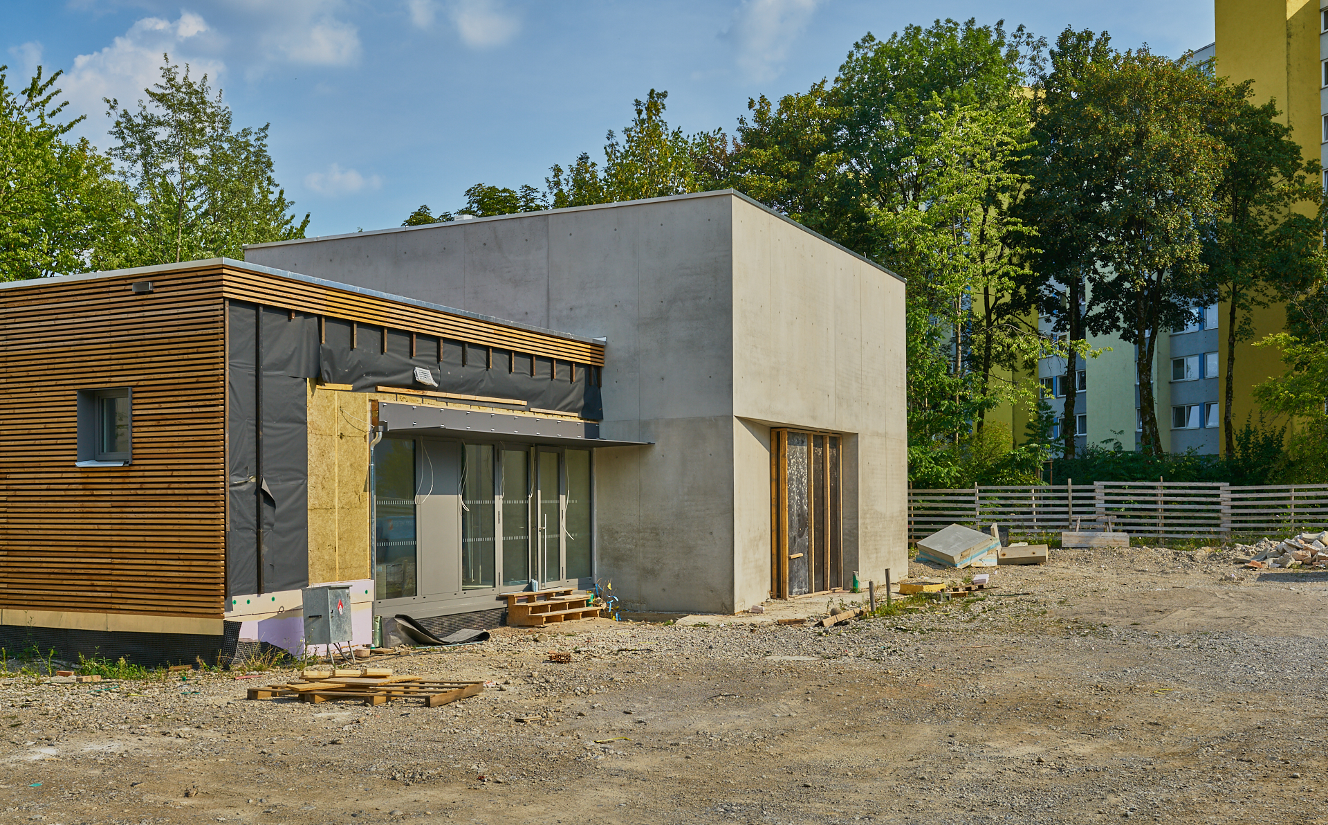 Die ewige Baustelle Pfarrei Christus Erlöser, jetzt ohne Kunstwerk an der Seite