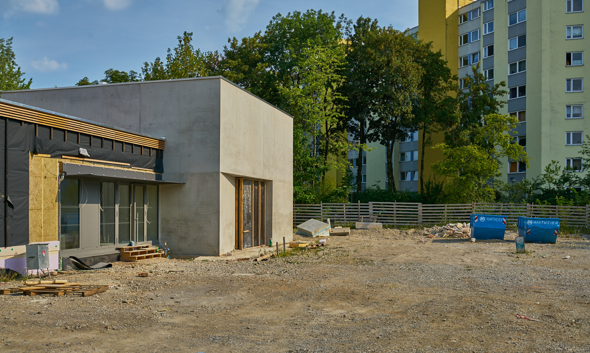 Die ewige Baustelle Pfarrei Christus Erlöser, jetzt ohne Kunstwerk an der Seite