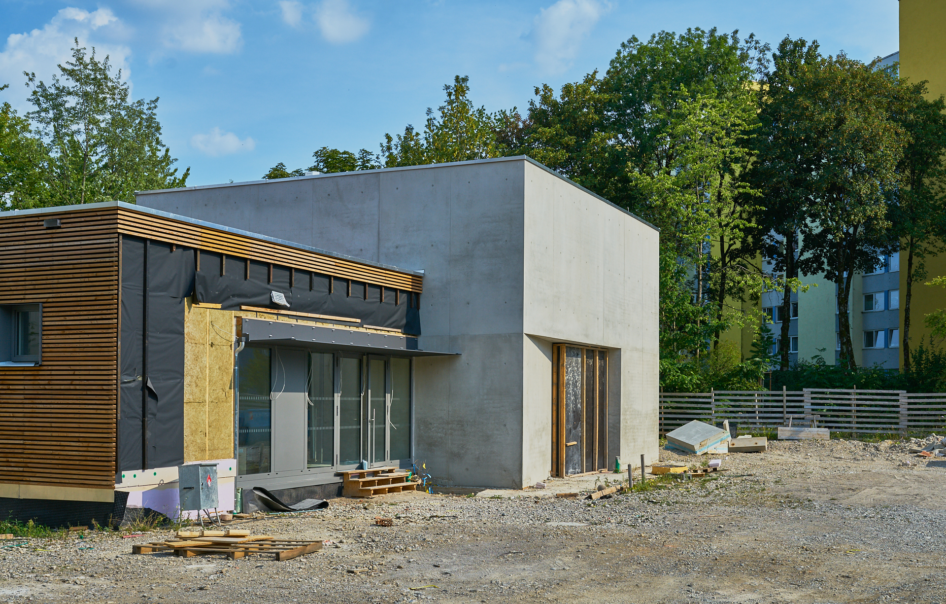 Die ewige Baustelle Pfarrei Christus Erlöser, jetzt ohne Kunstwerk an der Seite