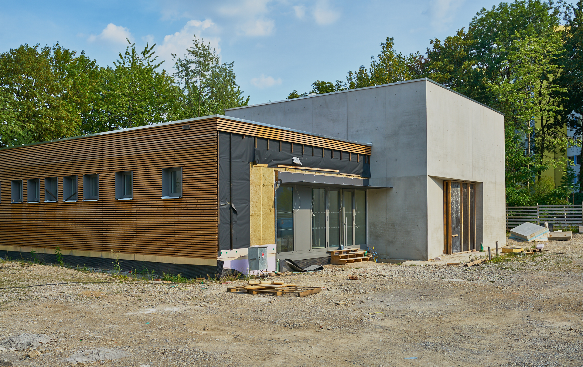 Die ewige Baustelle Pfarrei Christus Erlöser, jetzt ohne Kunstwerk an der Seite