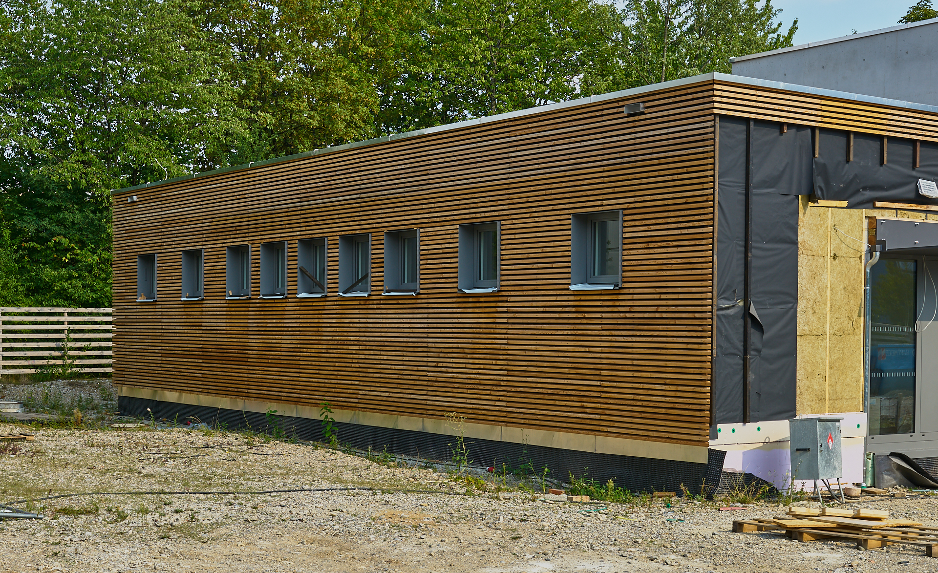 Die ewige Baustelle Pfarrei Christus Erlöser, jetzt ohne Kunstwerk an der Seite