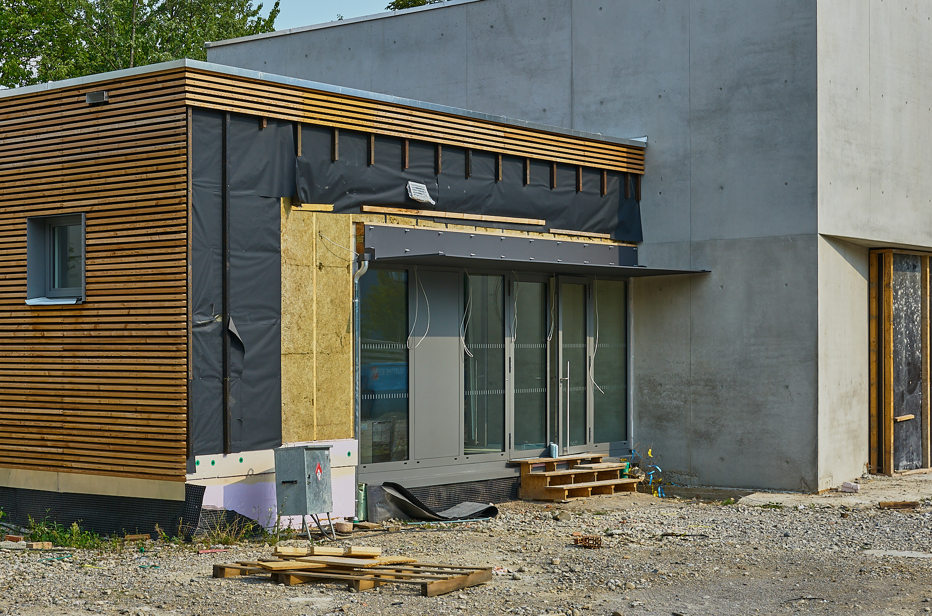 Die ewige Baustelle Pfarrei Christus Erlöser, jetzt ohne Kunstwerk an der Seite