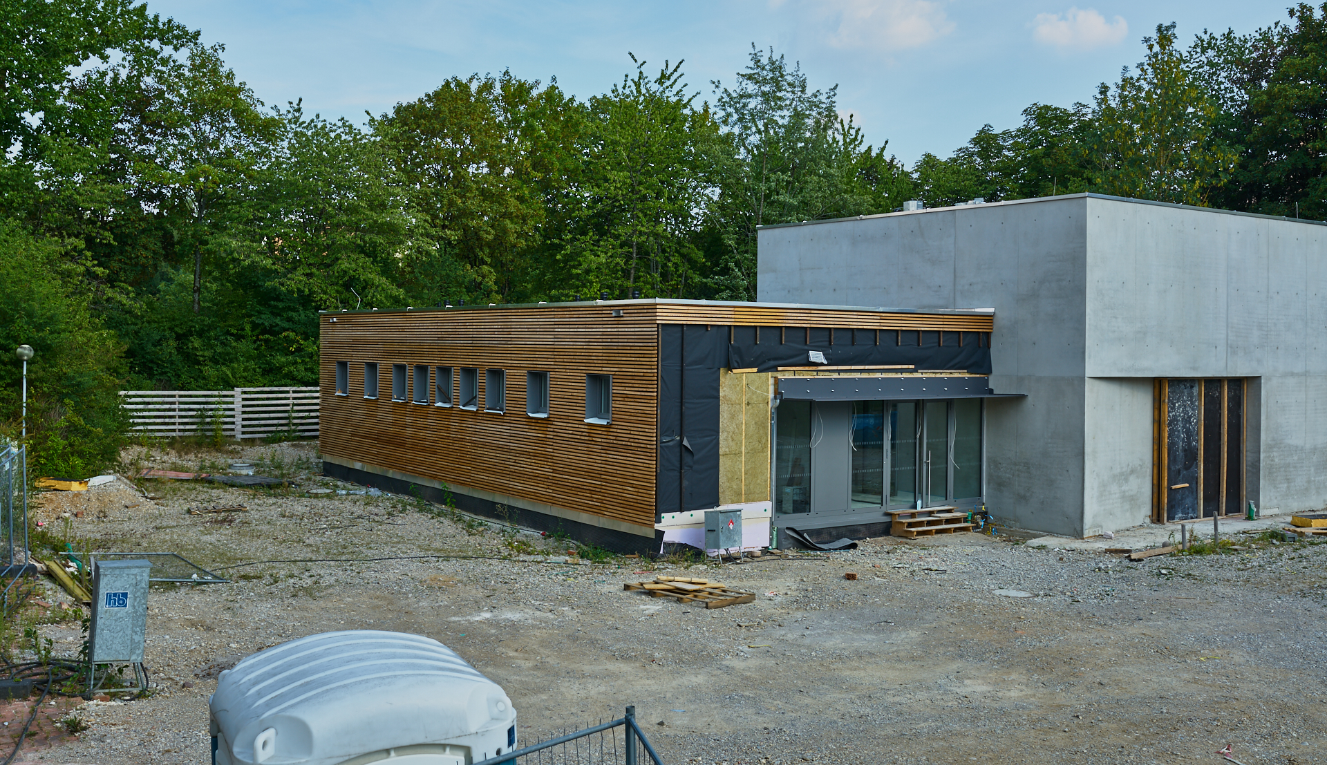 Die ewige Baustelle Pfarrei Christus Erlöser, jetzt ohne Kunstwerk an der Seite