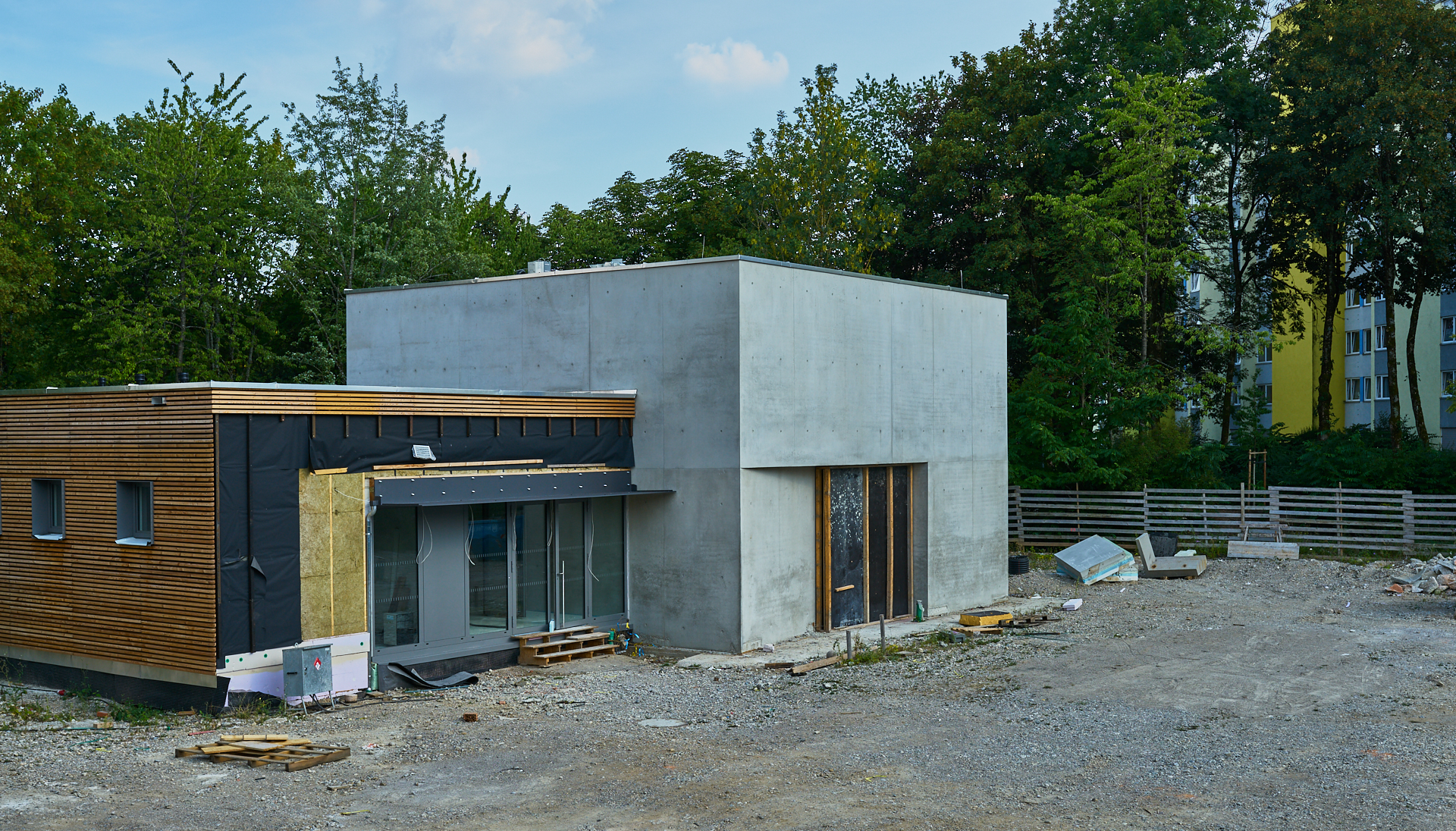 Die ewige Baustelle Pfarrei Christus Erlöser, jetzt ohne Kunstwerk an der Seite