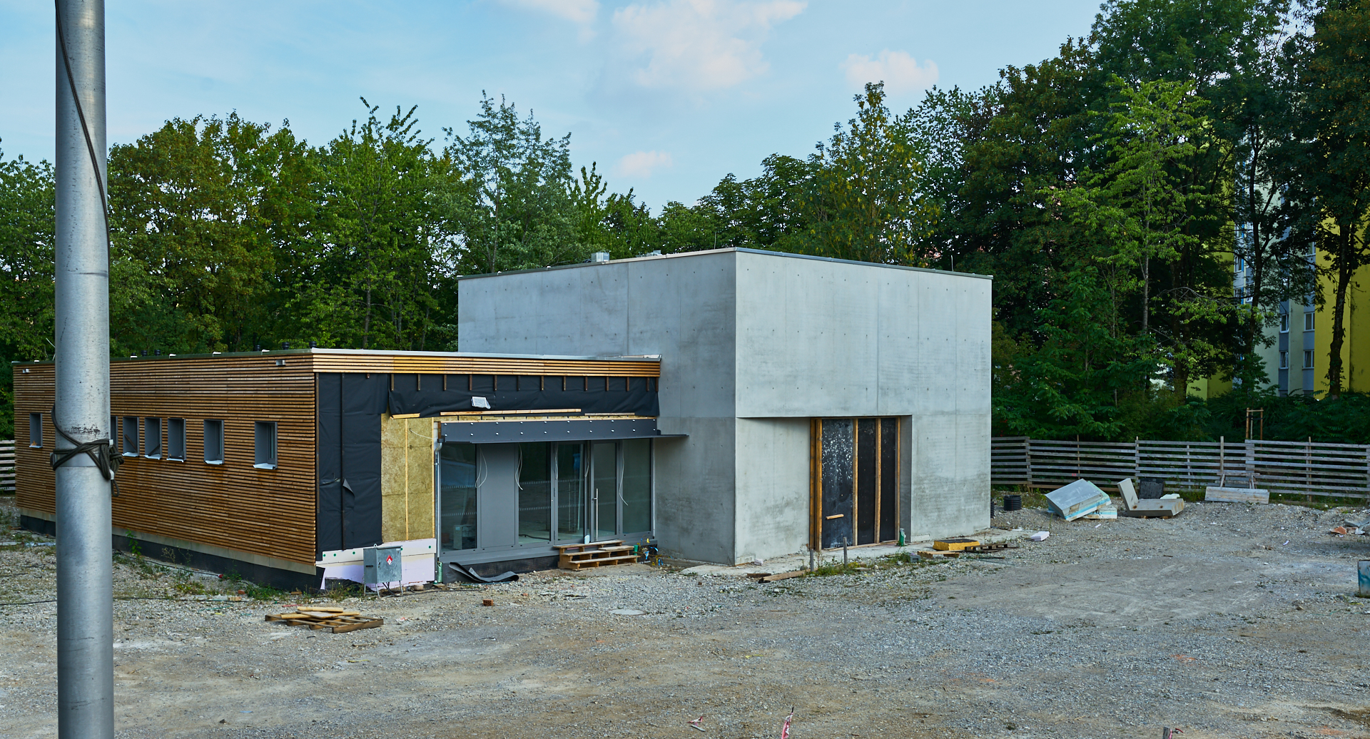 Die ewige Baustelle Pfarrei Christus Erlöser, jetzt ohne Kunstwerk an der Seite