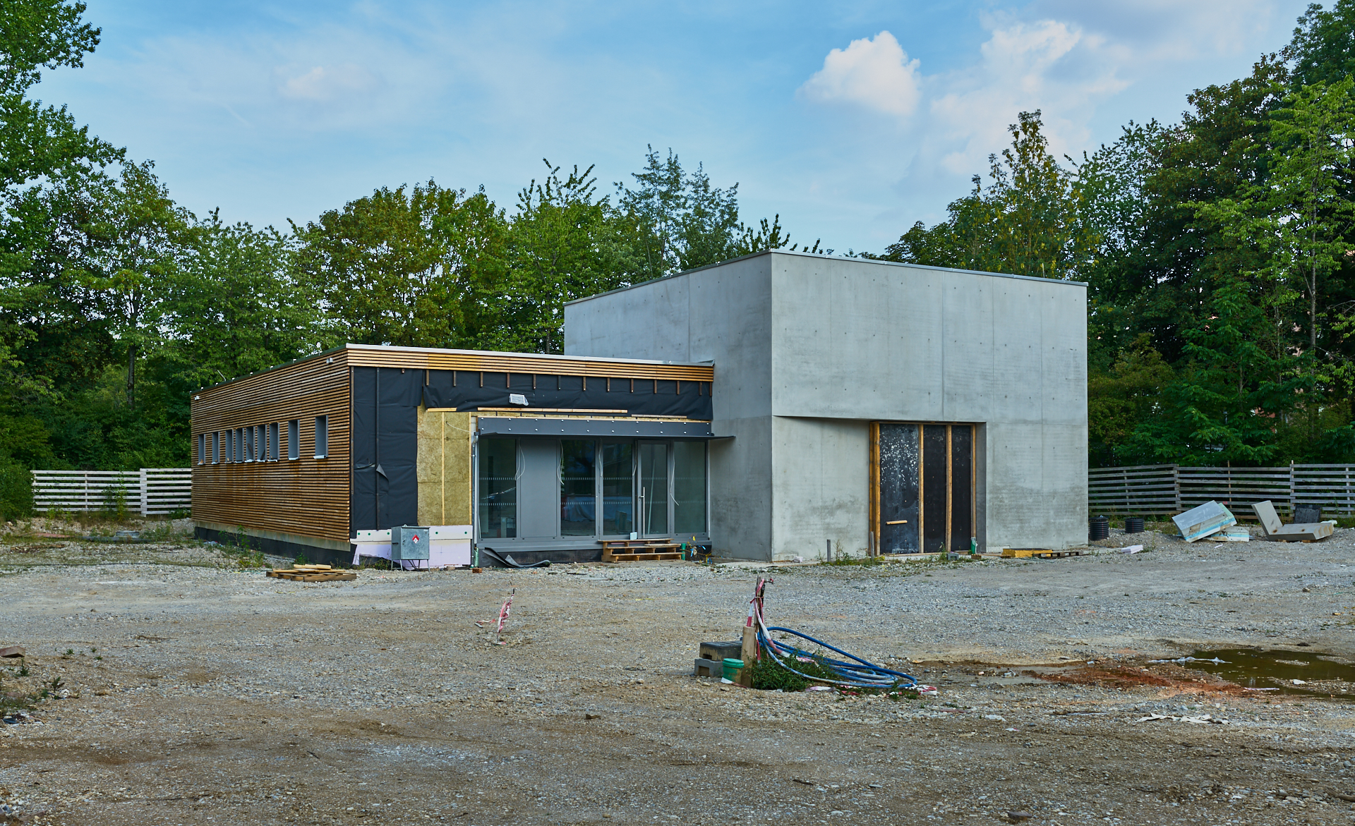 Die ewige Baustelle Pfarrei Christus Erlöser, jetzt ohne Kunstwerk an der Seite