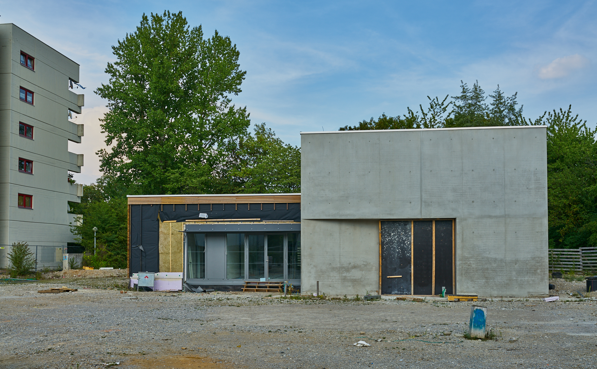 Die ewige Baustelle Pfarrei Christus Erlöser, jetzt ohne Kunstwerk an der Seite