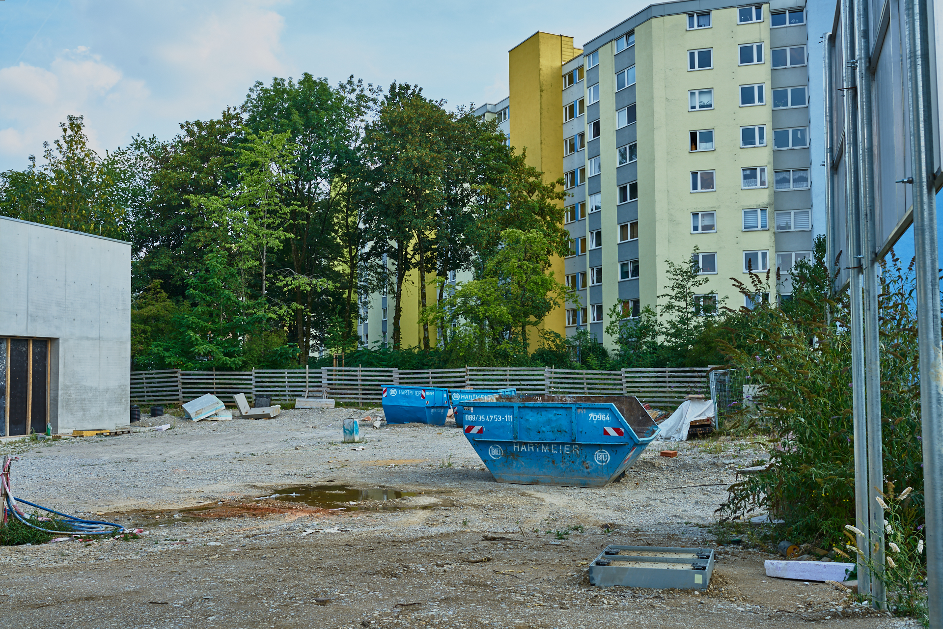 Die ewige Baustelle Pfarrei Christus Erlöser, jetzt ohne Kunstwerk an der Seite