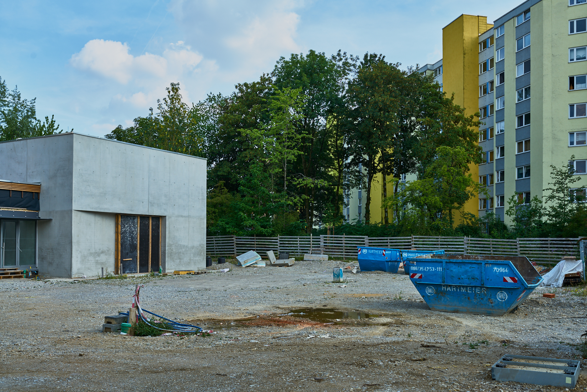 Die ewige Baustelle Pfarrei Christus Erlöser, jetzt ohne Kunstwerk an der Seite