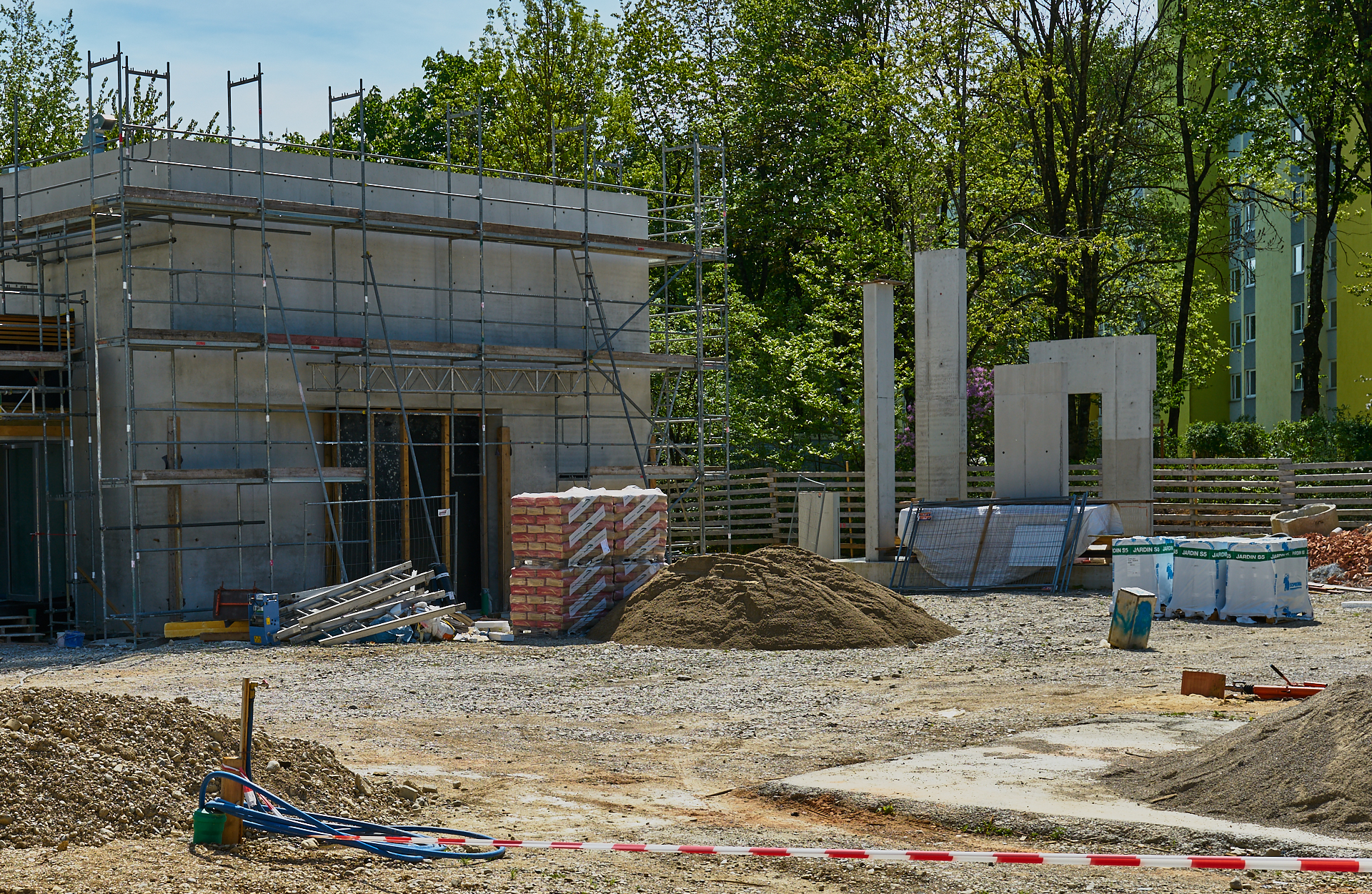 Die ewige Baustelle Pfarrei Christus Erlöser, jetzt ohne Kunstwerk an der Seite