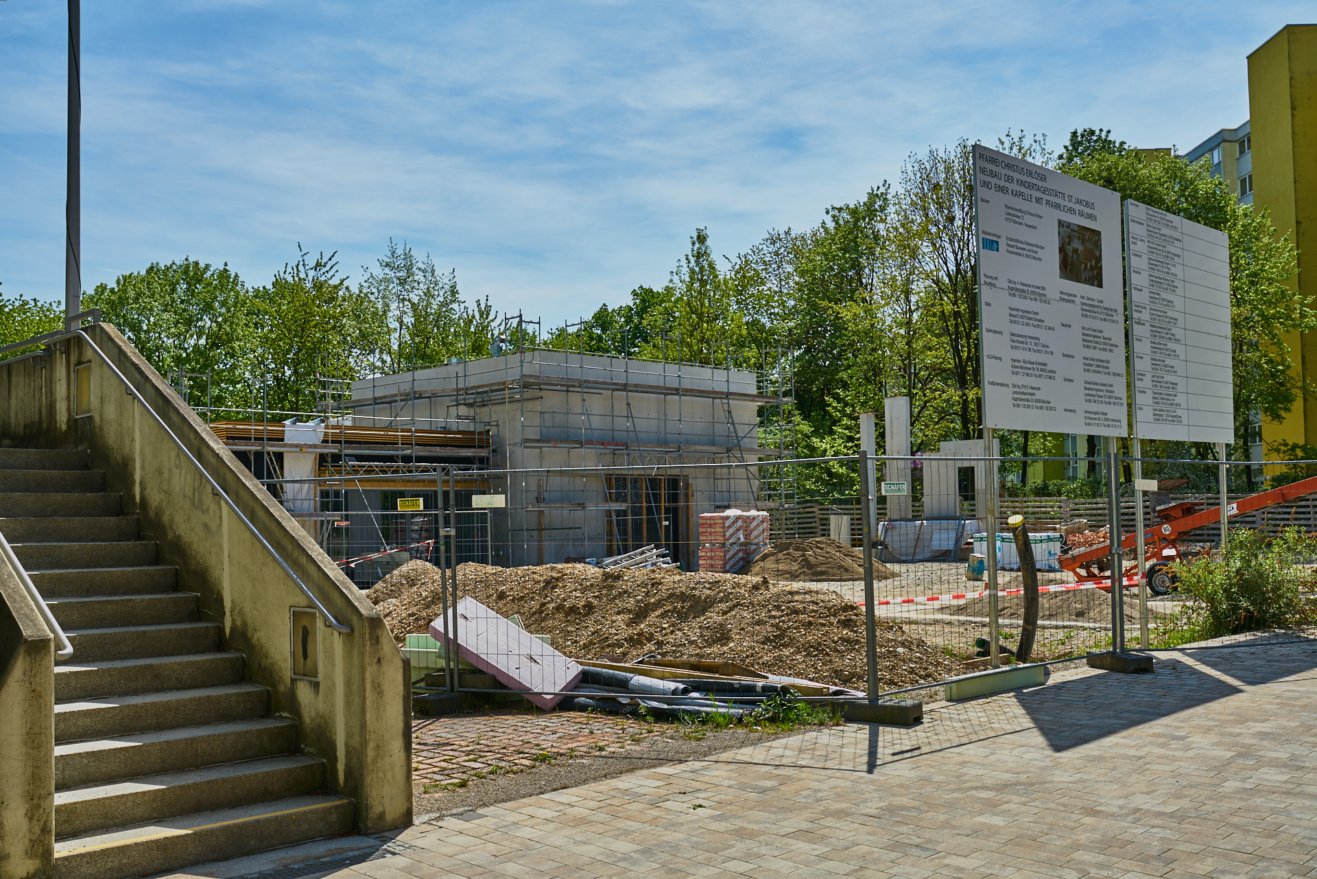 Die ewige Baustelle Pfarrei Christus Erlöser, jetzt ohne Kunstwerk an der Seite