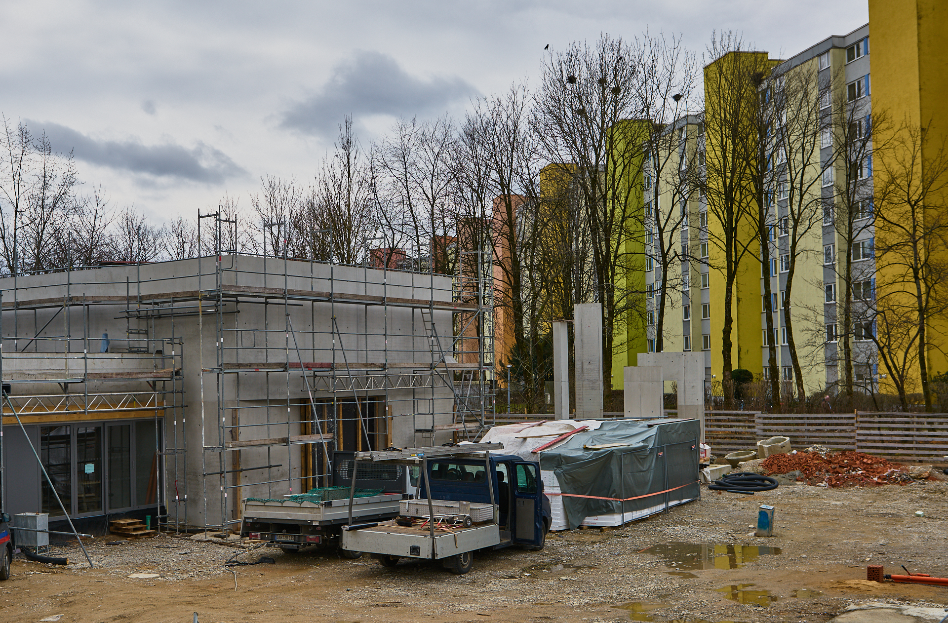 Die ewige Baustelle Pfarrei Christus Erlöser, jetzt ohne Kunstwerk an der Seite