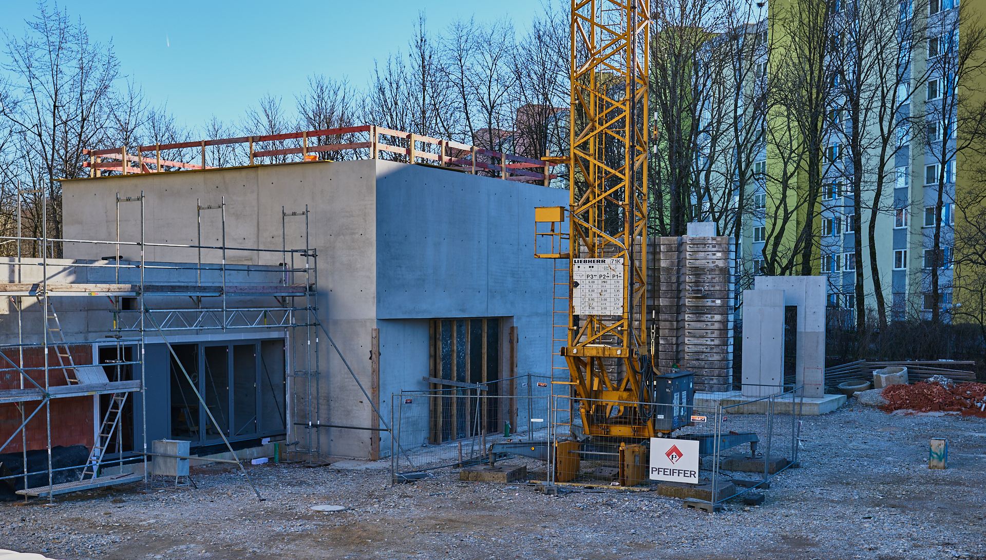 Die ewige Baustelle Pfarrei Christus Erlöser, jetzt ohne Kunstwerk an der Seite