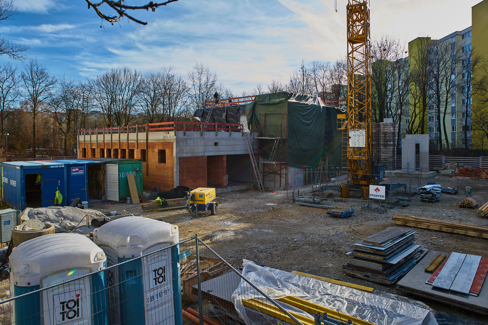 Die ewige Baustelle Pfarrei Christus Erlöser, jetzt ohne Kunstwerk an der Seite