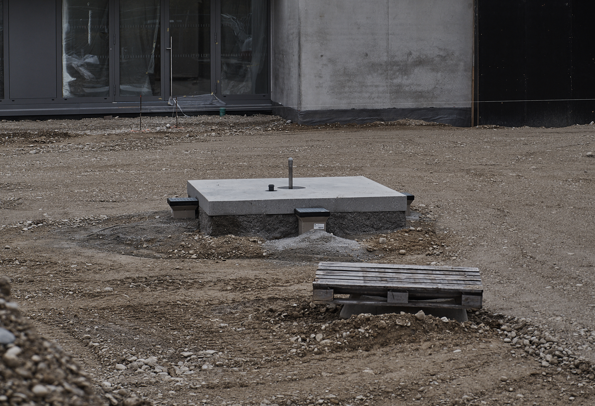 In der #Neuperlacher #Christus #Erlöser #Pfarrei werden schöne# Pflastersteine verlegt.