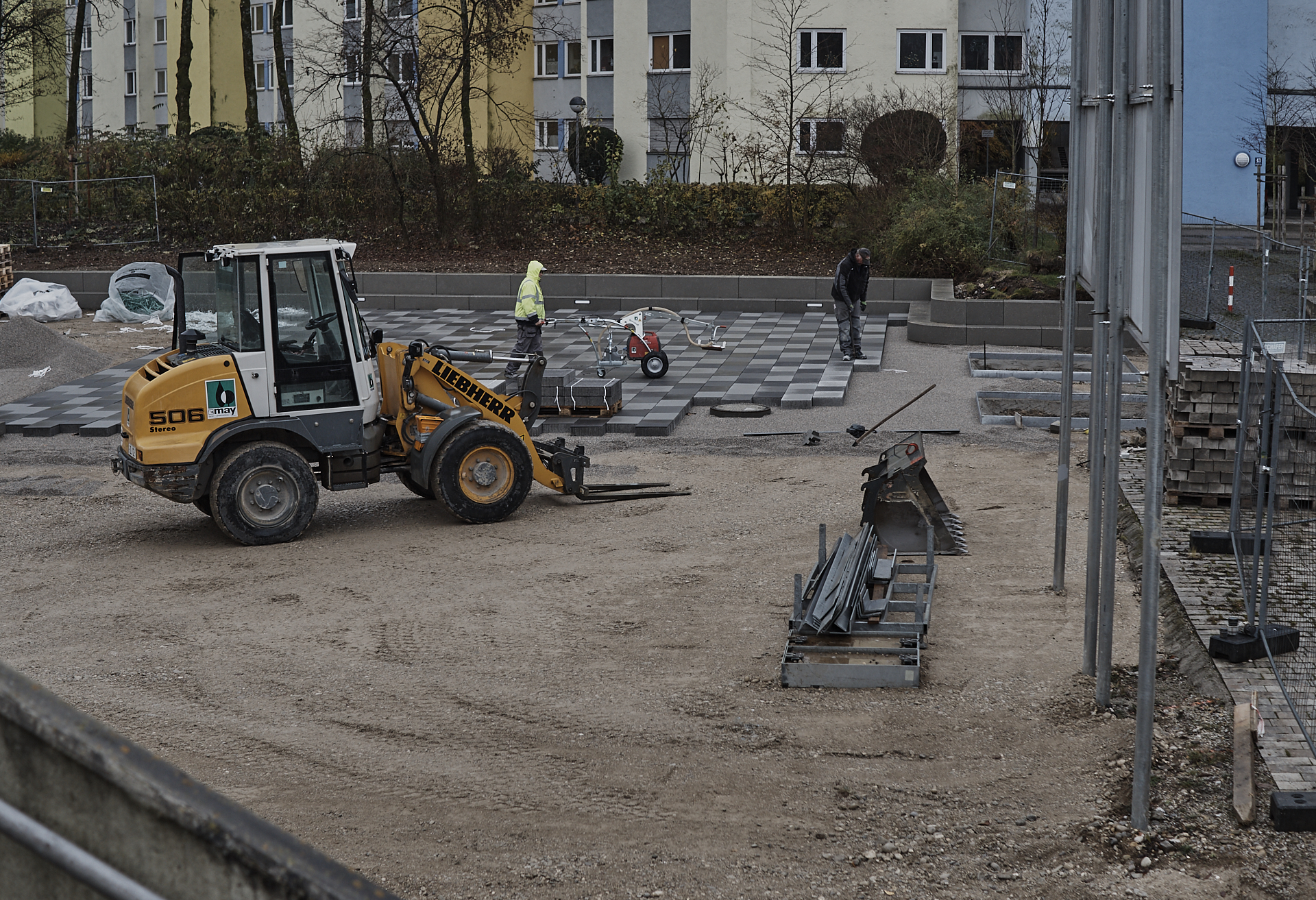 In der #Neuperlacher #Christus #Erlöser #Pfarrei werden schöne# Pflastersteine verlegt.