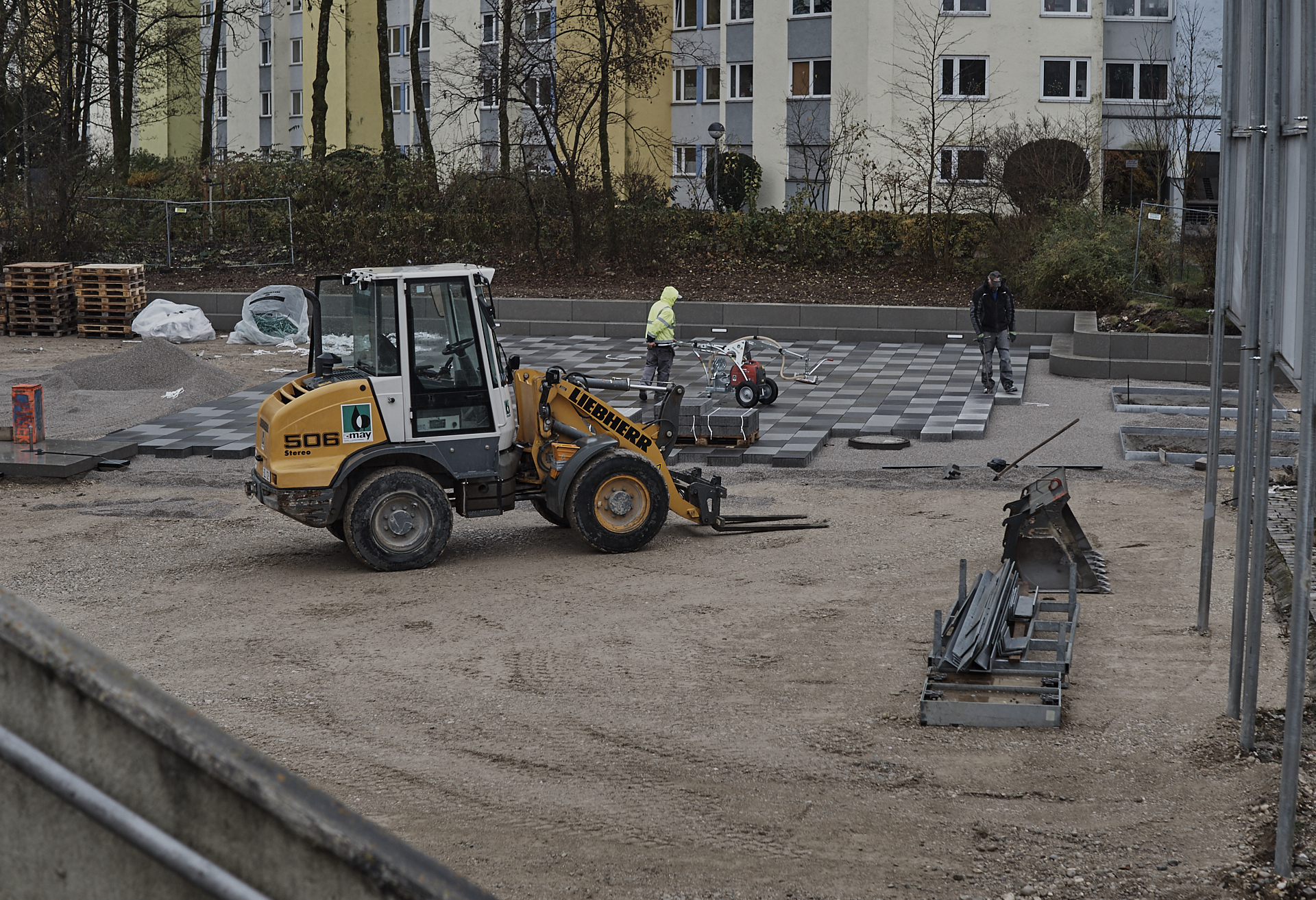 In der #Neuperlacher #Christus #Erlöser #Pfarrei werden schöne# Pflastersteine verlegt.