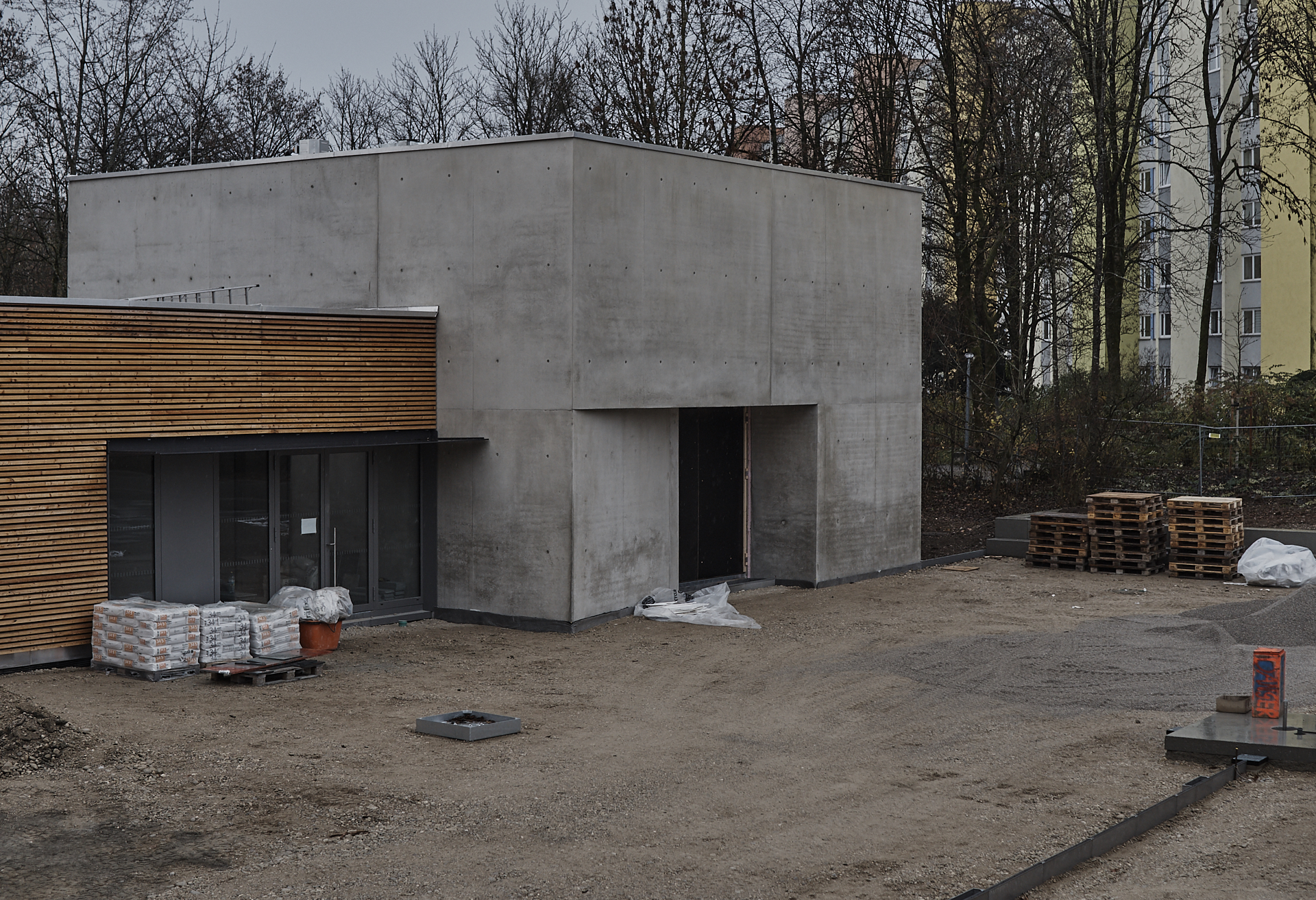 In der #Neuperlacher #Christus #Erlöser #Pfarrei werden schöne# Pflastersteine verlegt.