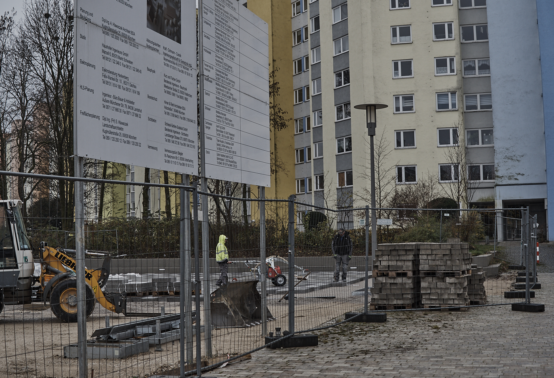 In der #Neuperlacher #Christus #Erlöser #Pfarrei werden schöne# Pflastersteine verlegt.