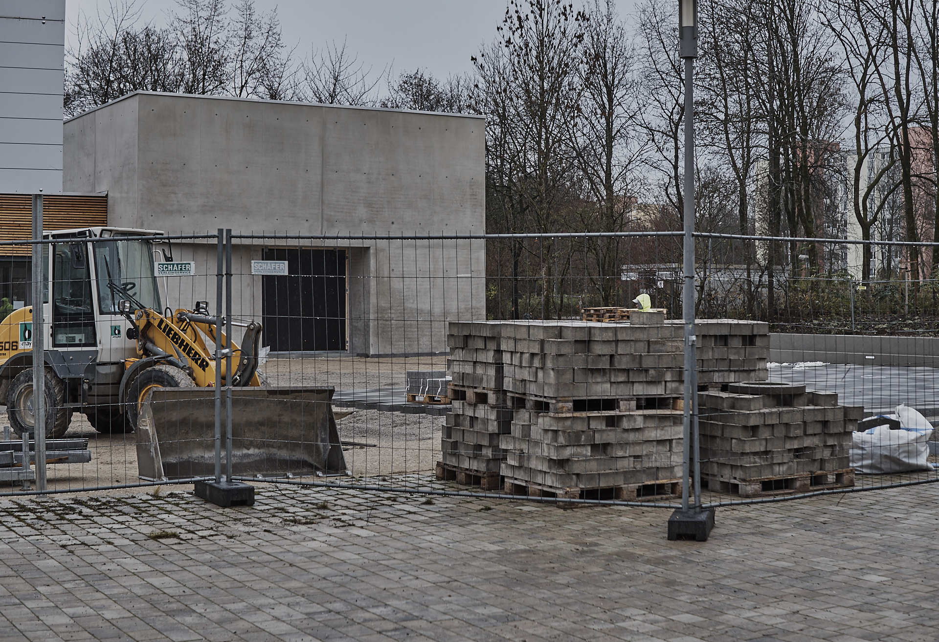 In der #Neuperlacher #Christus #Erlöser #Pfarrei werden schöne# Pflastersteine verlegt.