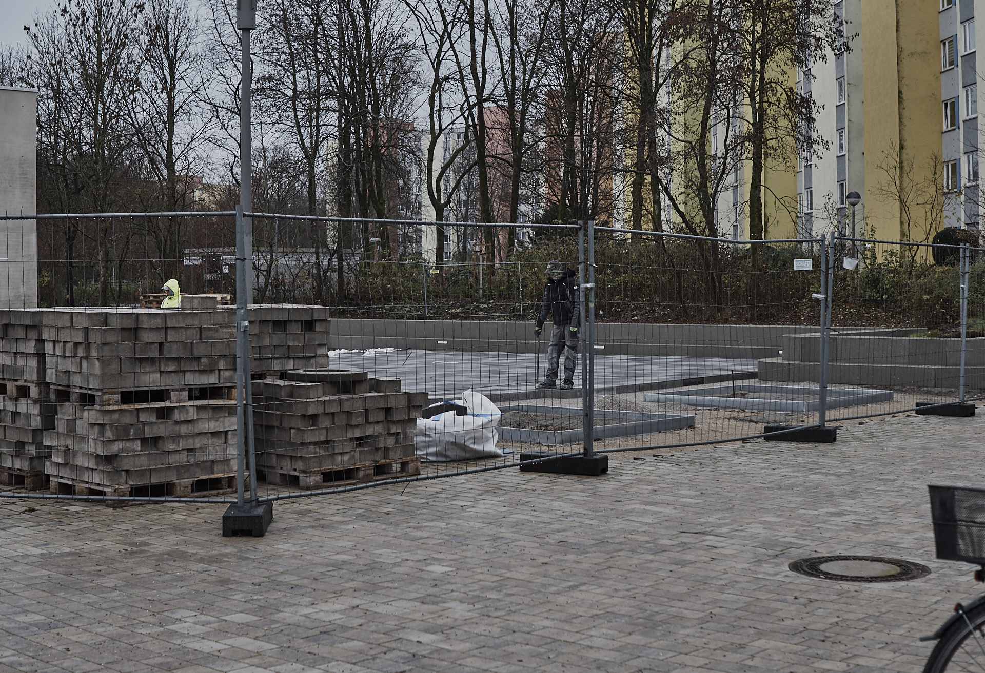 In der #Neuperlacher #Christus #Erlöser #Pfarrei werden schöne# Pflastersteine verlegt.