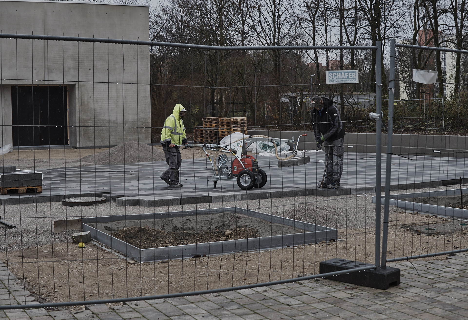 In der #Neuperlacher #Christus #Erlöser #Pfarrei werden schöne# Pflastersteine verlegt.