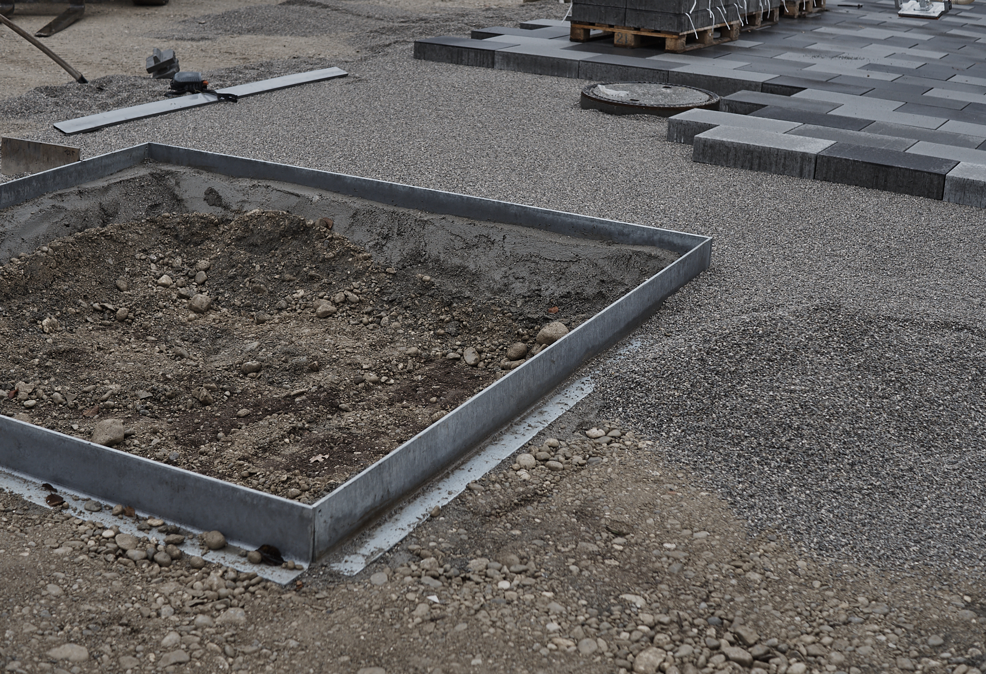 In der #Neuperlacher #Christus #Erlöser #Pfarrei werden schöne# Pflastersteine verlegt.