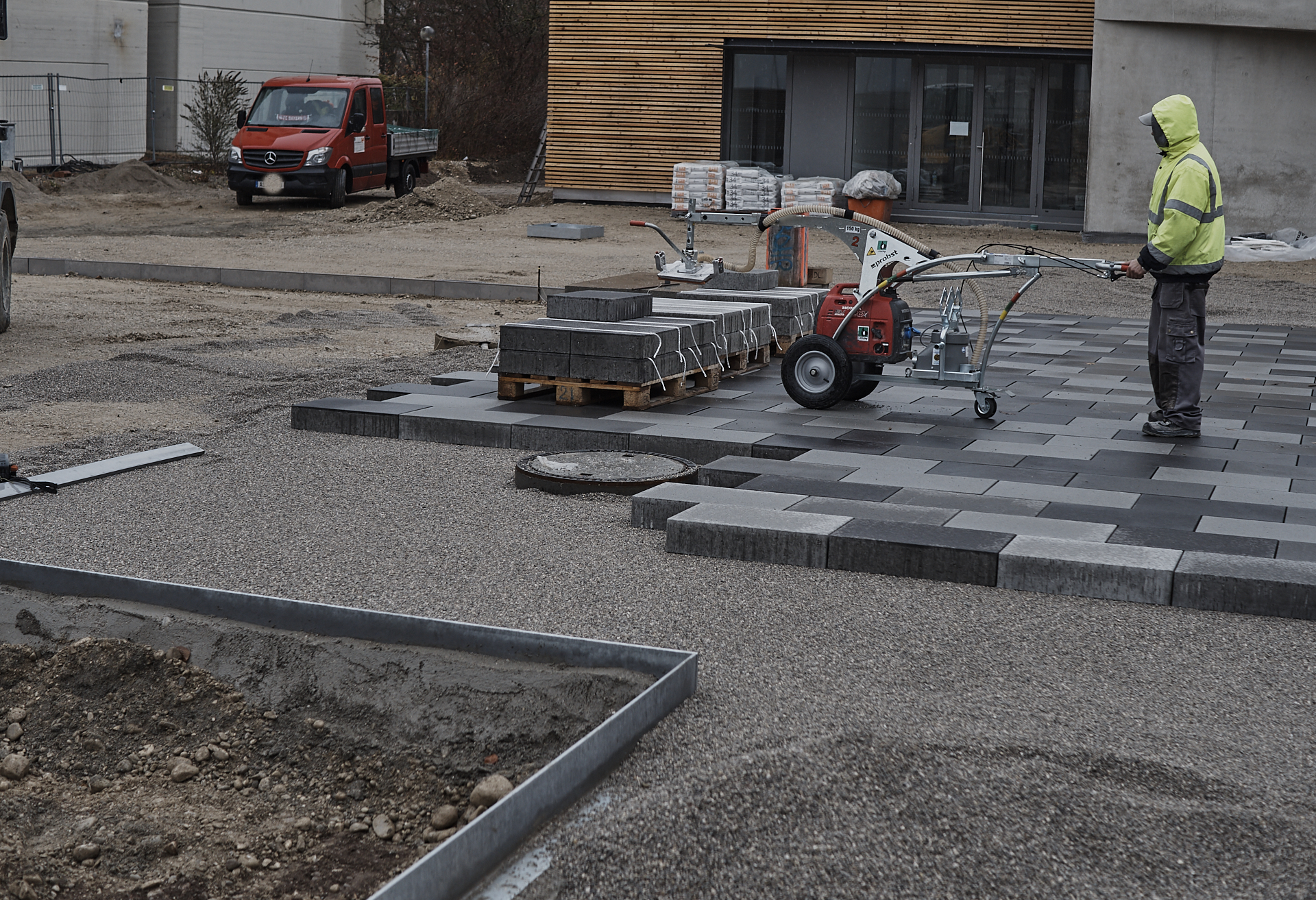 In der #Neuperlacher #Christus #Erlöser #Pfarrei werden schöne# Pflastersteine verlegt.