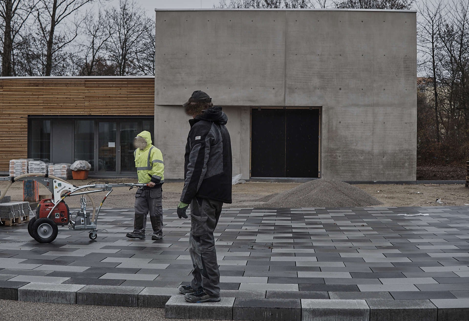 In der #Neuperlacher #Christus #Erlöser #Pfarrei werden schöne# Pflastersteine verlegt.