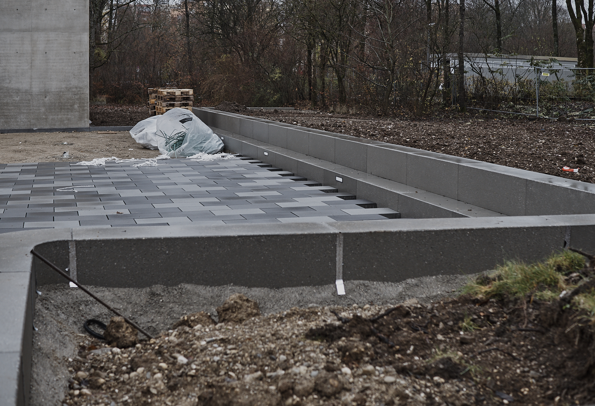 In der #Neuperlacher #Christus #Erlöser #Pfarrei werden schöne# Pflastersteine verlegt.