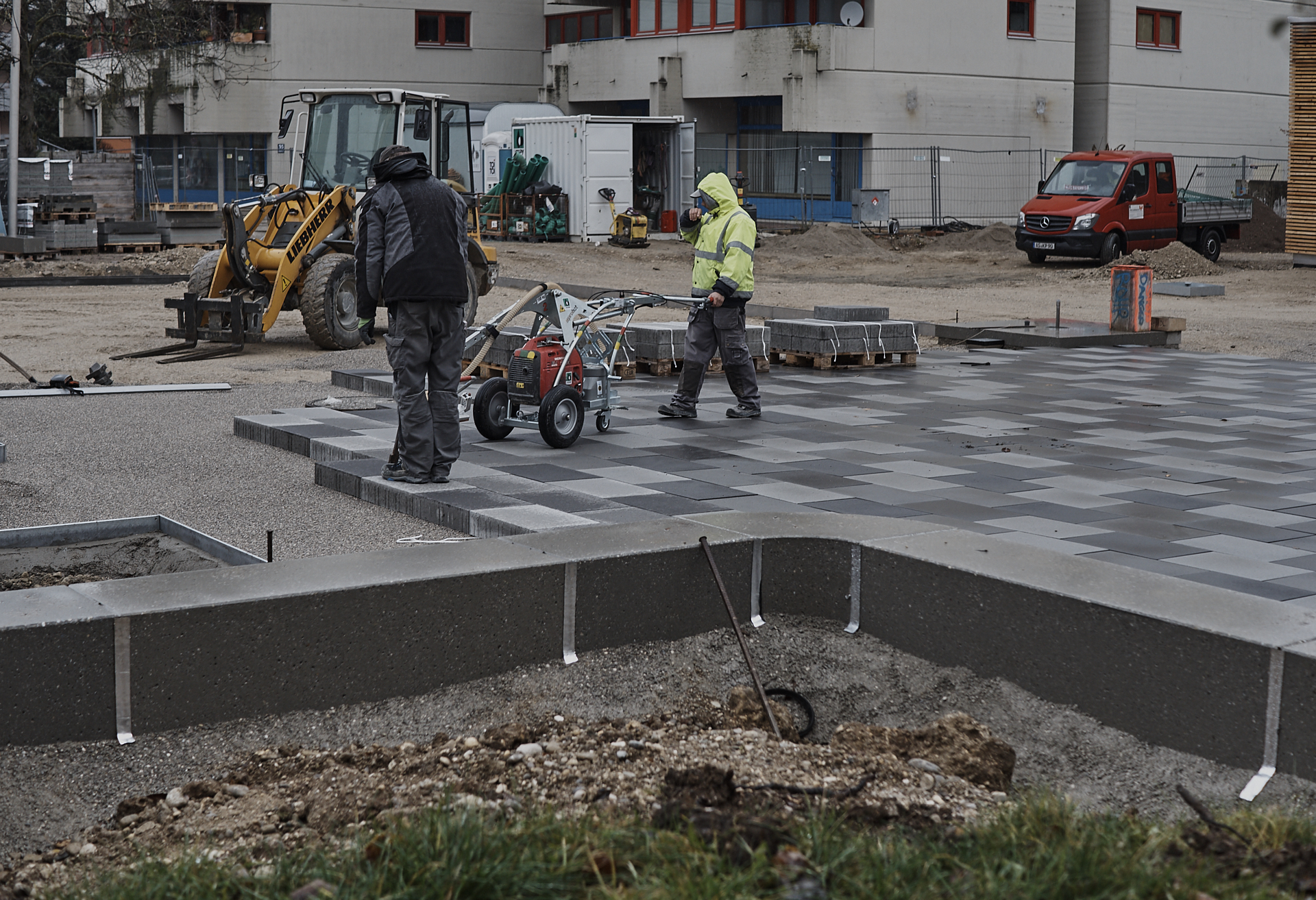 In der #Neuperlacher #Christus #Erlöser #Pfarrei werden schöne# Pflastersteine verlegt.