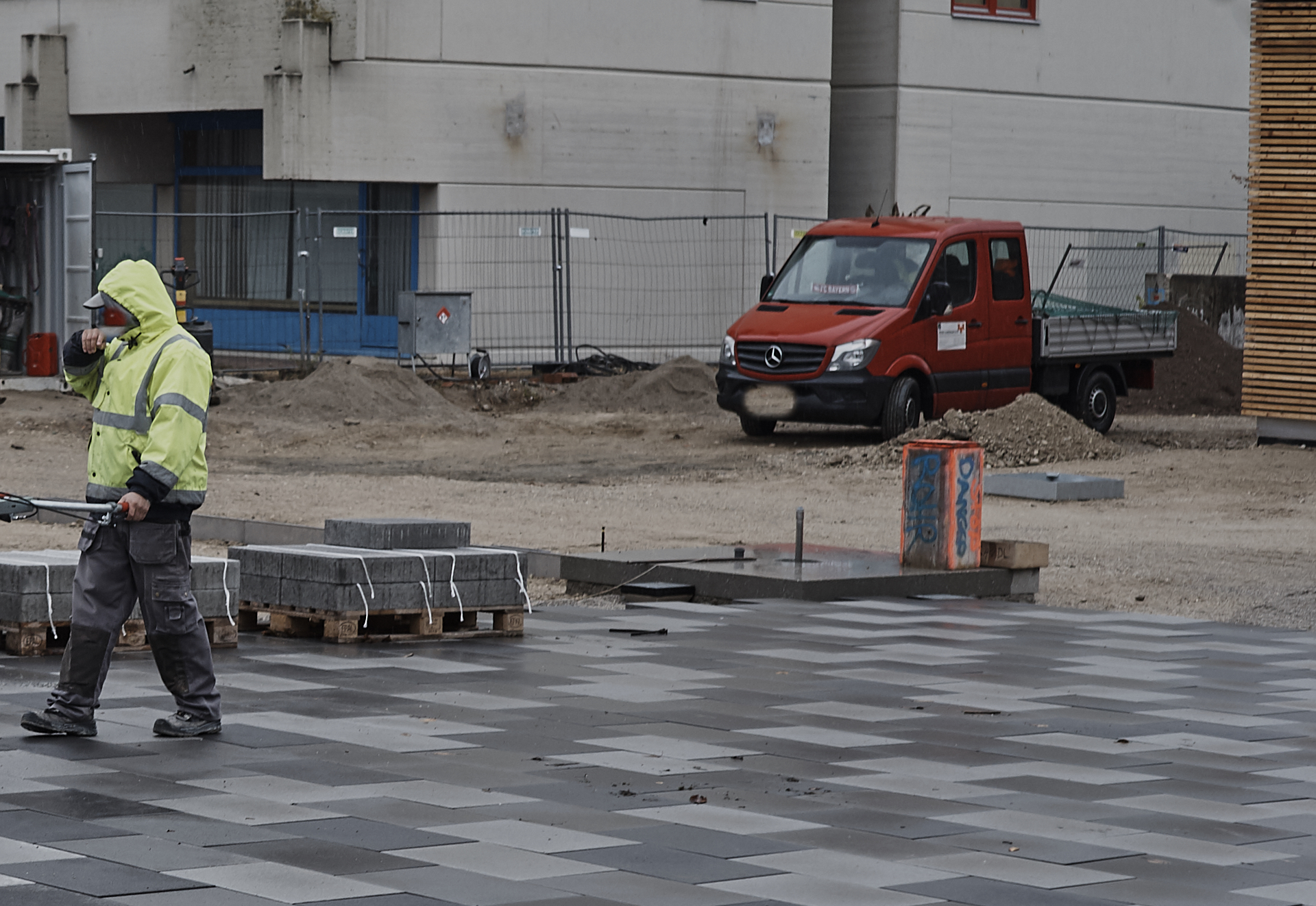 In der #Neuperlacher #Christus #Erlöser #Pfarrei werden schöne# Pflastersteine verlegt.