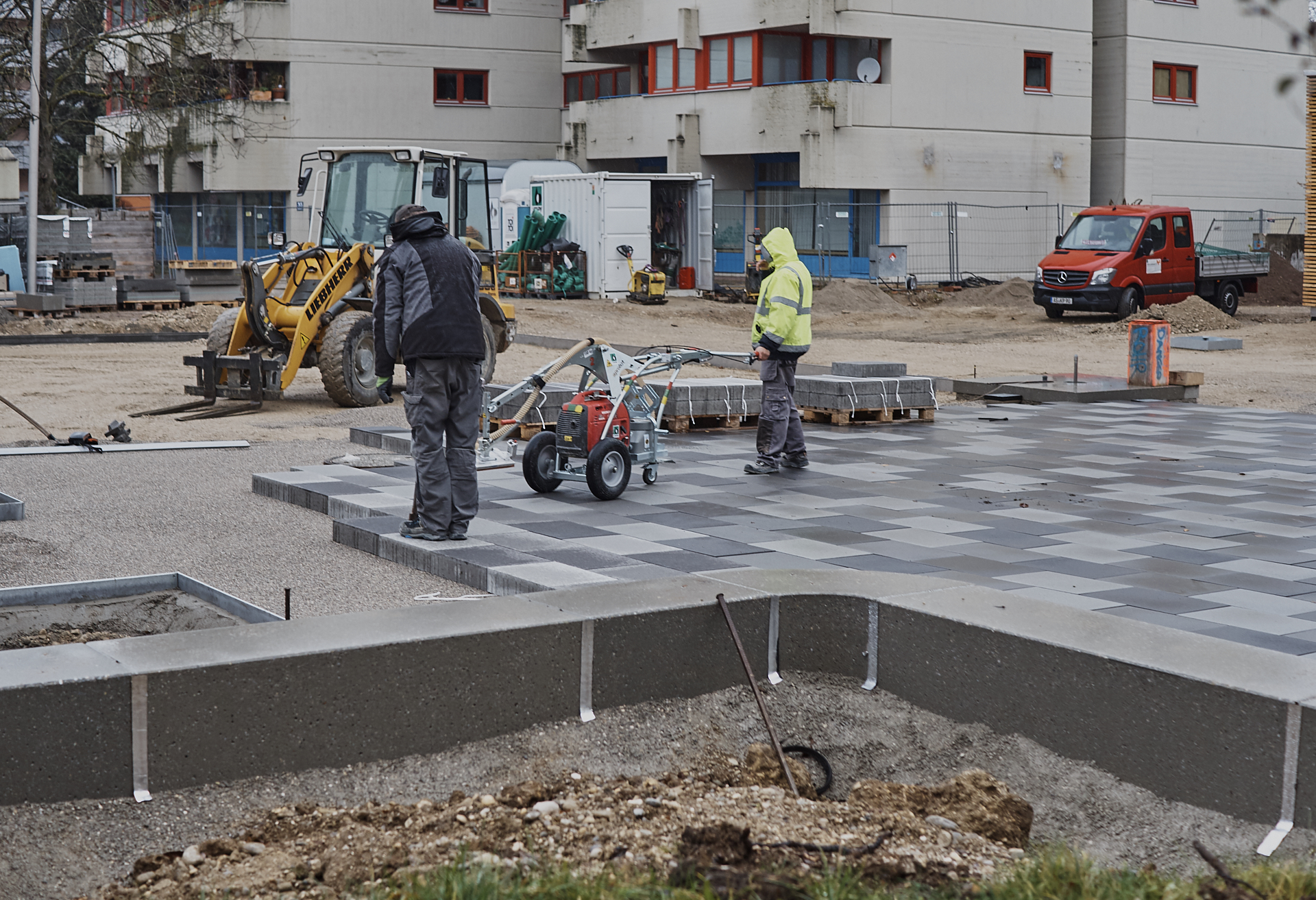 In der #Neuperlacher #Christus #Erlöser #Pfarrei werden schöne# Pflastersteine verlegt.