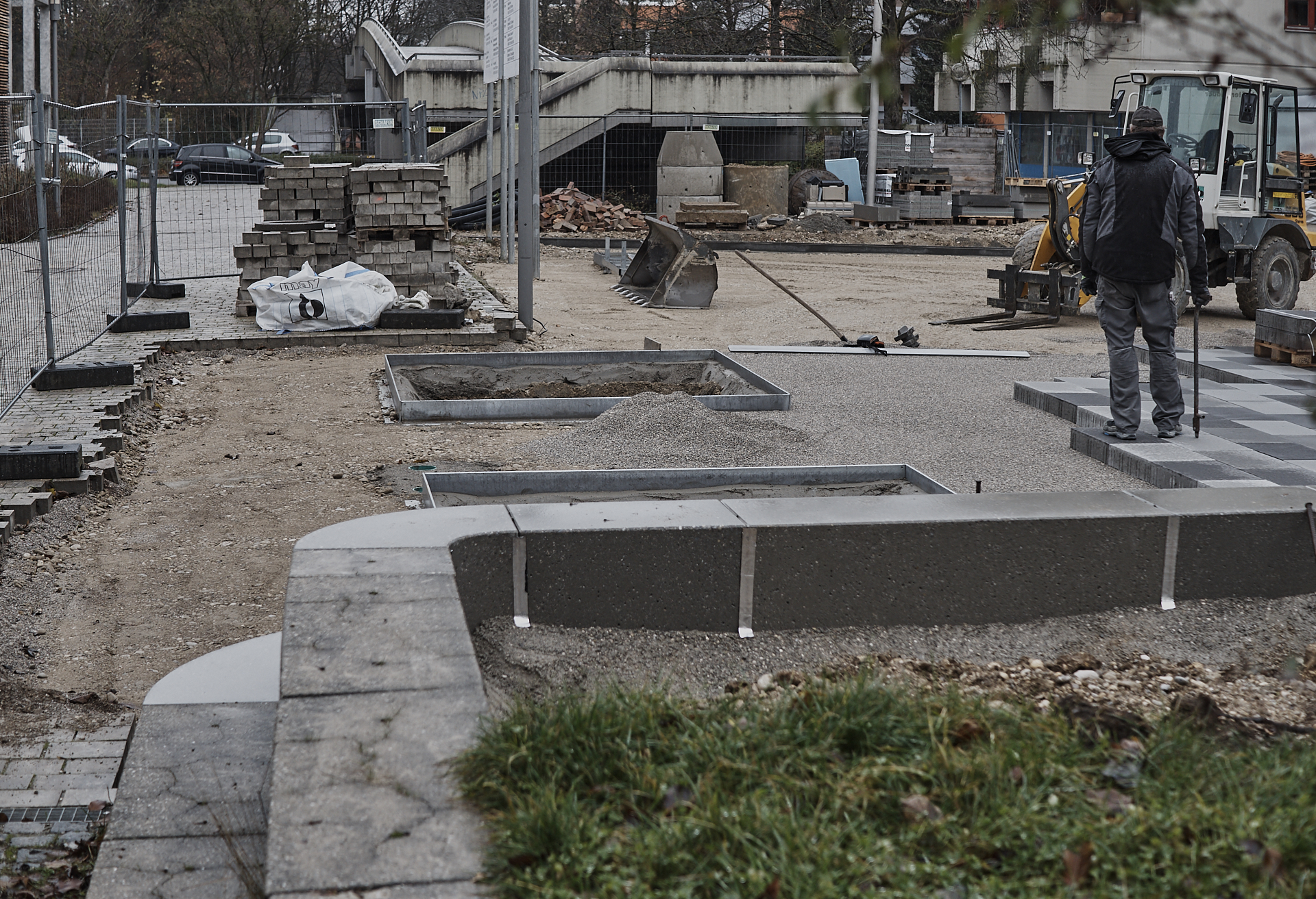 In der #Neuperlacher #Christus #Erlöser #Pfarrei werden schöne# Pflastersteine verlegt.