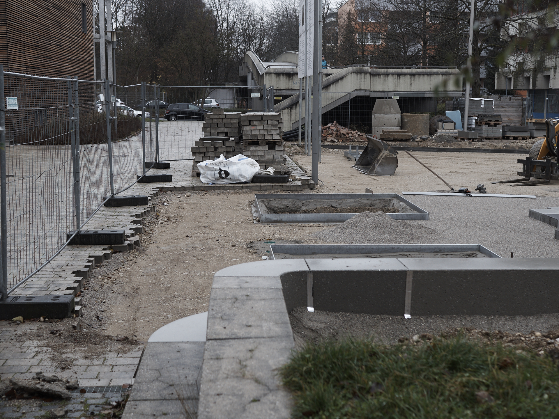 In der #Neuperlacher #Christus #Erlöser #Pfarrei werden schöne# Pflastersteine verlegt.