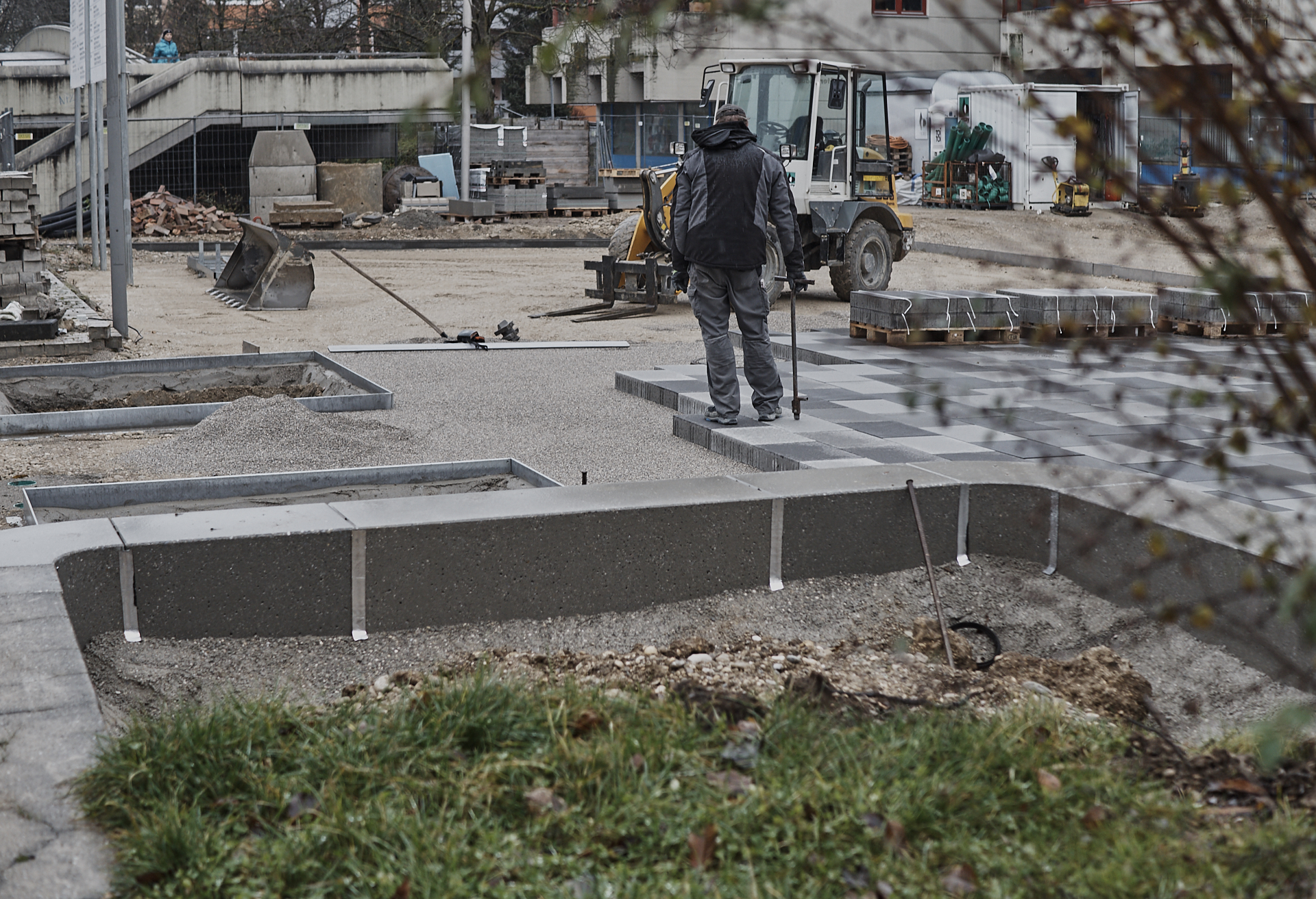 In der #Neuperlacher #Christus #Erlöser #Pfarrei werden schöne# Pflastersteine verlegt.