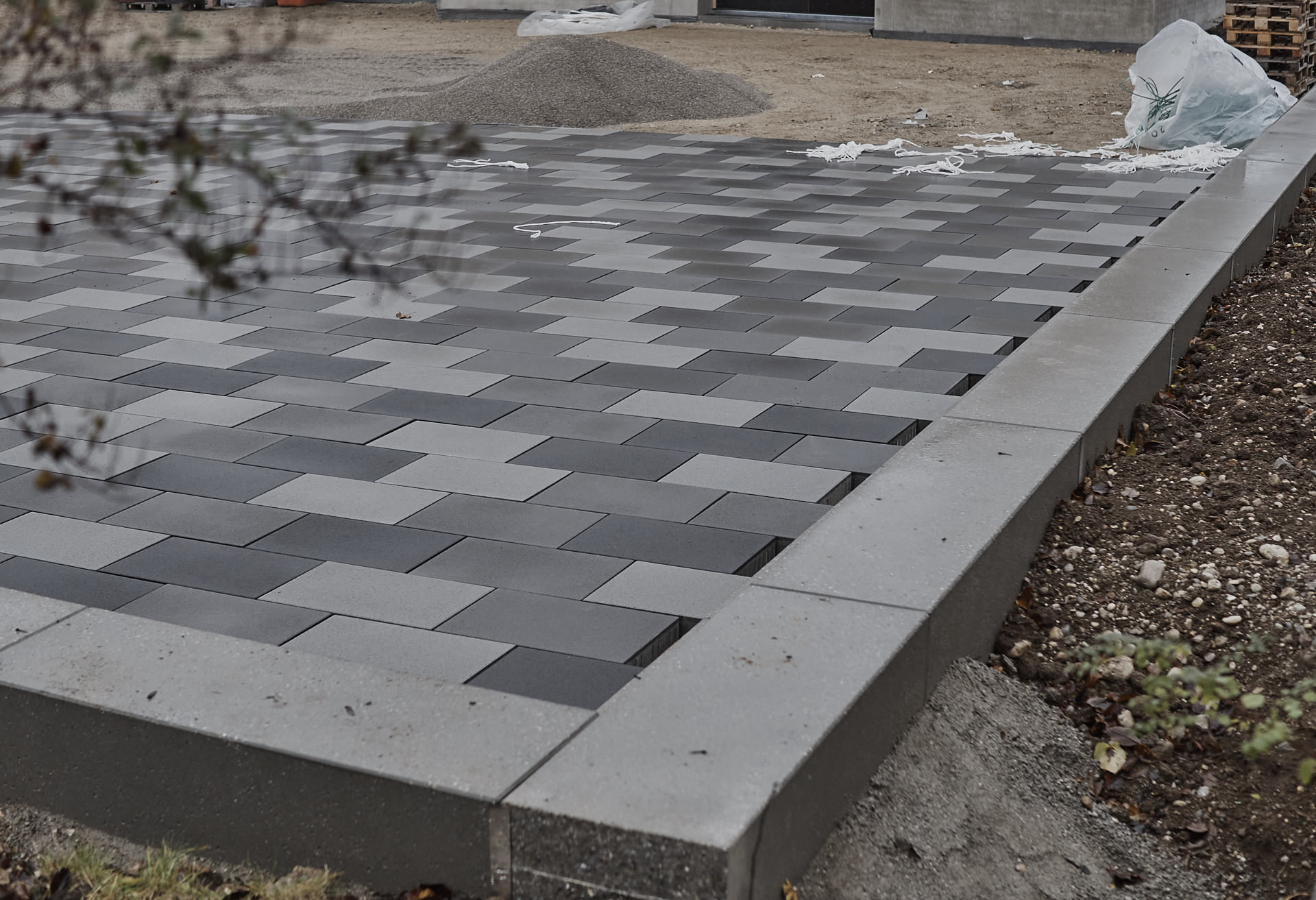 In der #Neuperlacher #Christus #Erlöser #Pfarrei werden schöne# Pflastersteine verlegt.