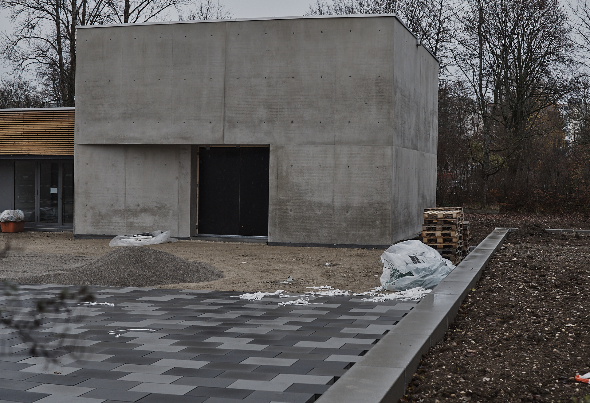 In der #Neuperlacher #Christus #Erlöser #Pfarrei werden schöne# Pflastersteine verlegt.