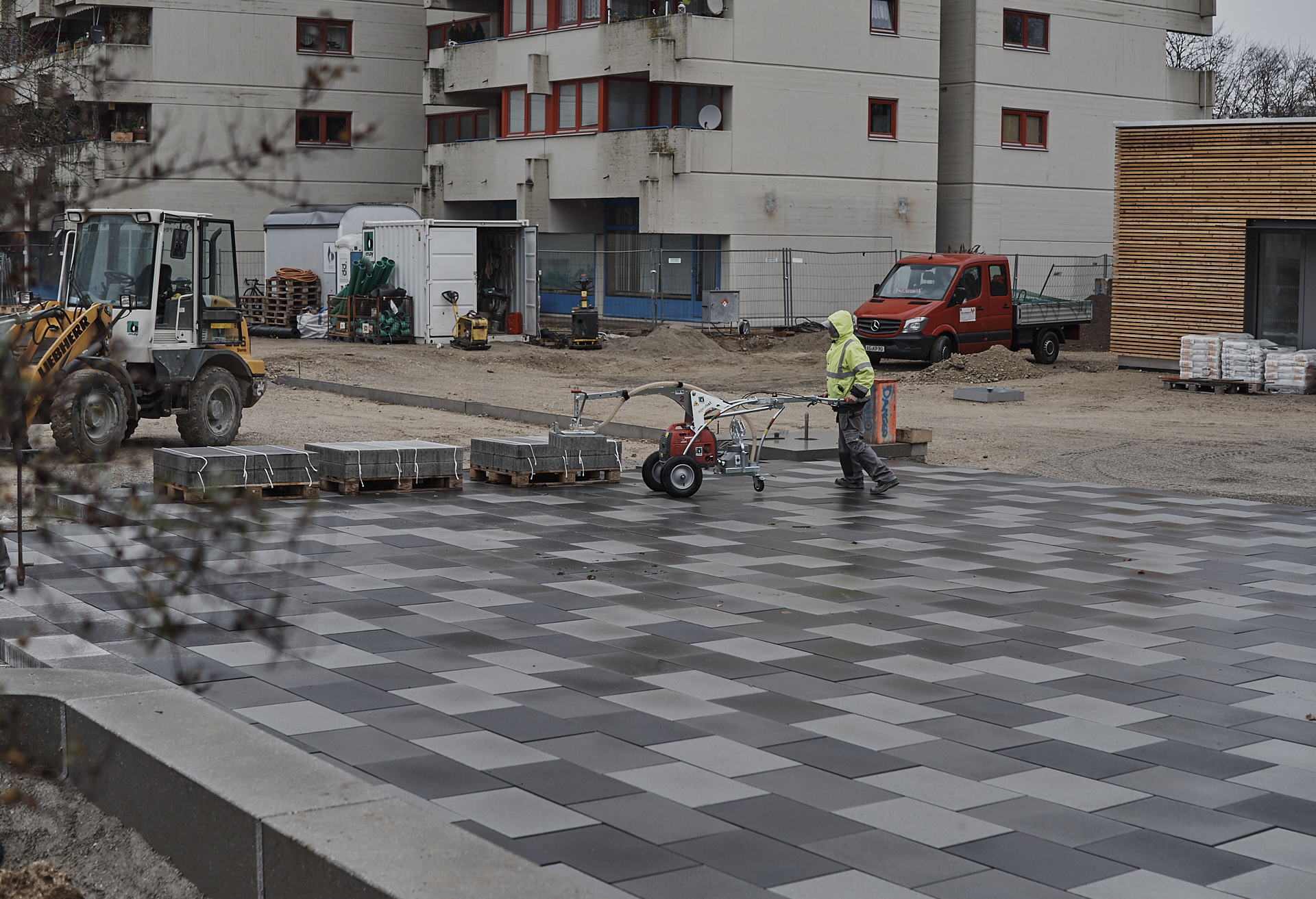 In der #Neuperlacher #Christus #Erlöser #Pfarrei werden schöne# Pflastersteine verlegt.