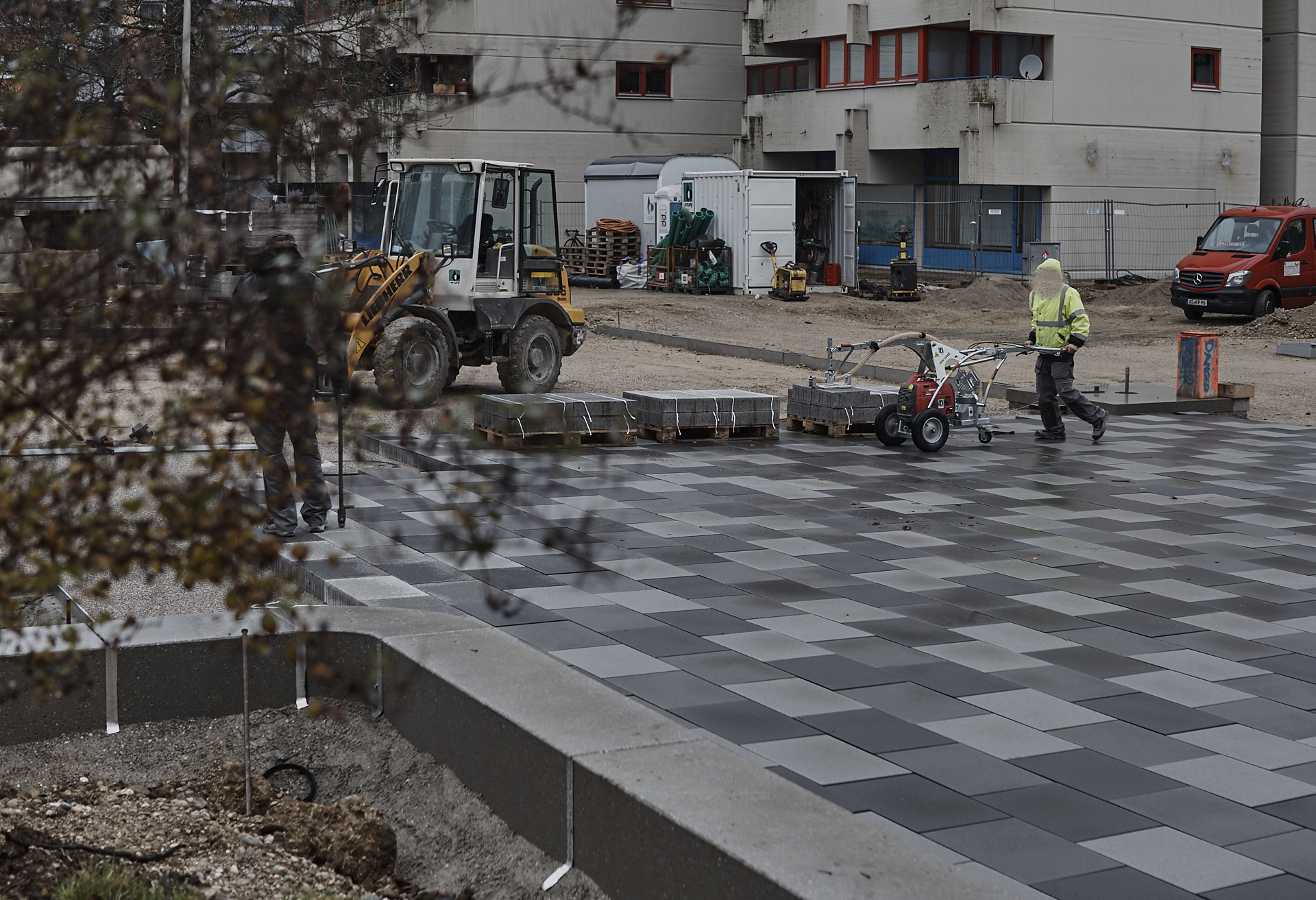 In der #Neuperlacher #Christus #Erlöser #Pfarrei werden schöne# Pflastersteine verlegt.